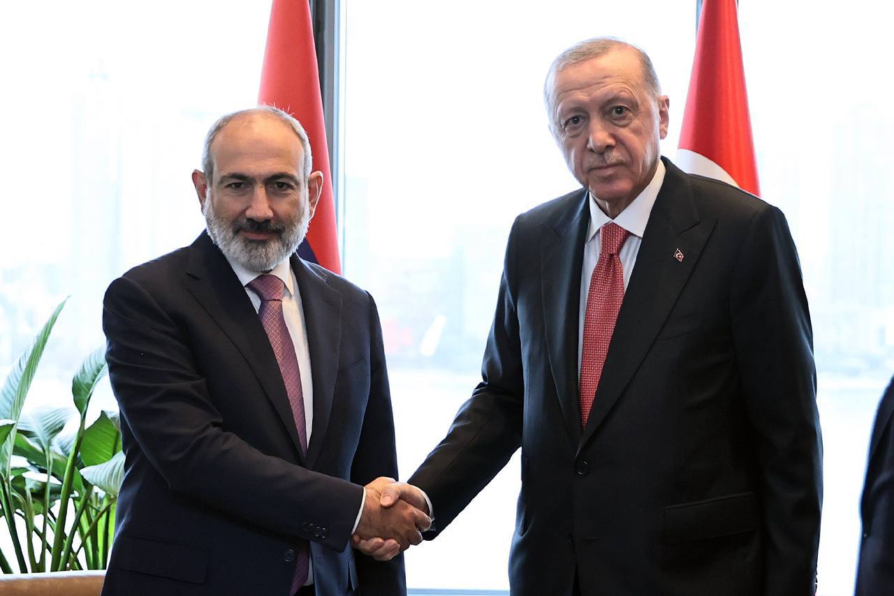 Анкара и Ереван на пути к открытию границ Армения и Турция решили упростить выдачу виз держателям особых категорий паспортов дипломатических особых и служебных Таким образом с 1 января 2026 года указанные категории граждан смогут получать электронную визу e visa бесплатно Решение принято по итогам договоренностей спецпредставителей Армении и Турции по нормализации двусторонних отношений