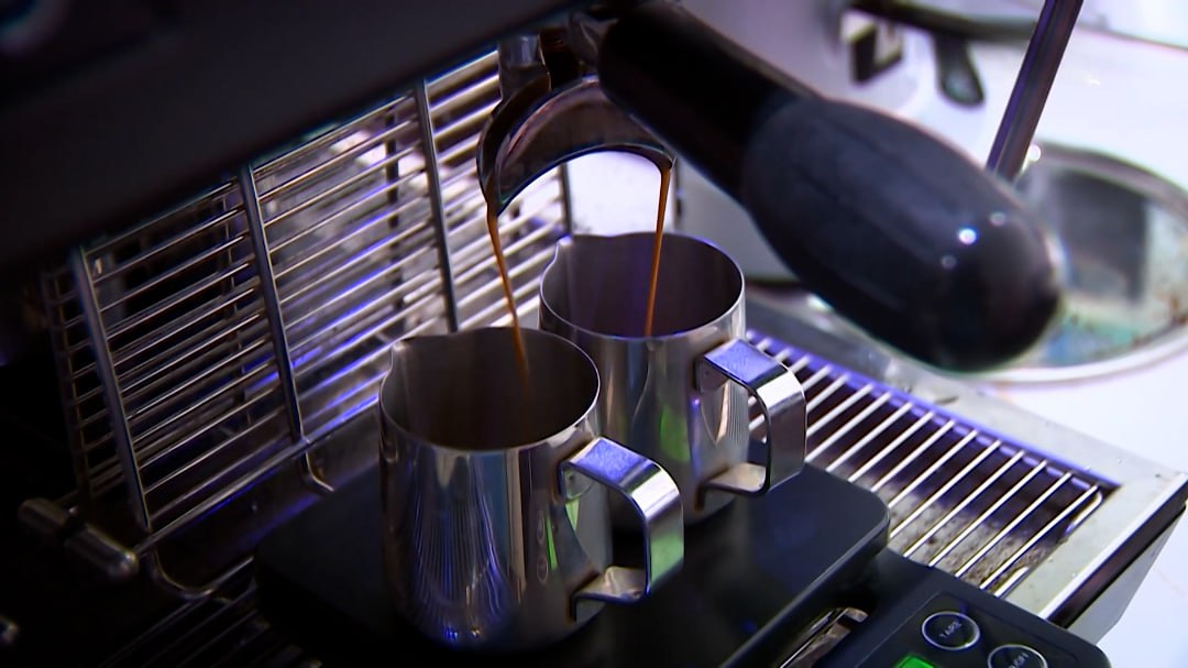 Траты жителей Волгограда на кофе составили 470 рублей Показатель за сентябрь октябрь подсчитали для РИА Новости аналитики оператора фискальных данных Платформа ОФД Город расположился на девятой строчке рейтинга Самый большой средний чек в Челябинске 610 руб Санкт Петербурге 603 руб и Новосибирске 597 руб В десятке также Москва 594 руб Красноярск 506 руб Краснодар 501 руб Ростов на Дону 494 руб Казань 477 руб и Екатеринбург 467 руб Более умеренные расходы в Уфе 465 руб Самаре 462 руб Перми 453 руб Нижнем Новгороде 437 руб и Воронеже 427 руб Подписаться Перейти на сайт MAX