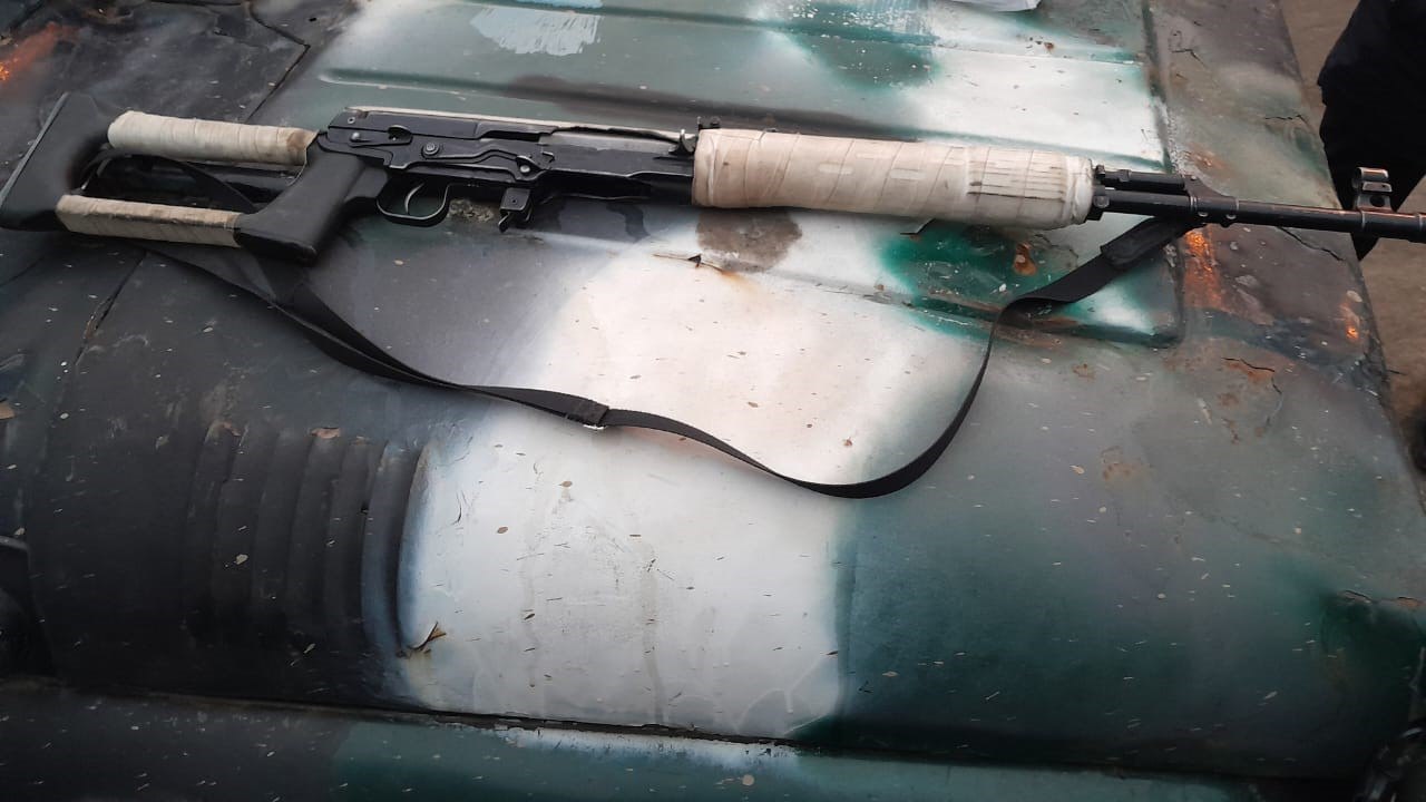 Житель Холмогорского района предстанет перед судом по обвинению в причинении смерти по неосторожности на охоте Региональными следственными органами СКР завершено расследование уголовного дела по обвинению 56 летнего жителя Холмогорского района в совершении преступления предусмотренного ч 1 ст 109 УК РФ причинение смерти по неосторожности По версии следствия в ночь на 1 октября 2025 года в лесном массиве у автодороги Светлый Карпогоры обвиняемый в ходе охоты произвел выстрел из карабина со значительного расстояния по неясно видимой цели В результате указанных действий по неосторожности ранил в спину 41 летнего односельчанина напарника по охоте От полученного ранения пострадавший скончался при доставлении в медицинское учреждение В ходе допроса обвиняемый признал свою вину Дело направлено в суд для рассмотрения по существу