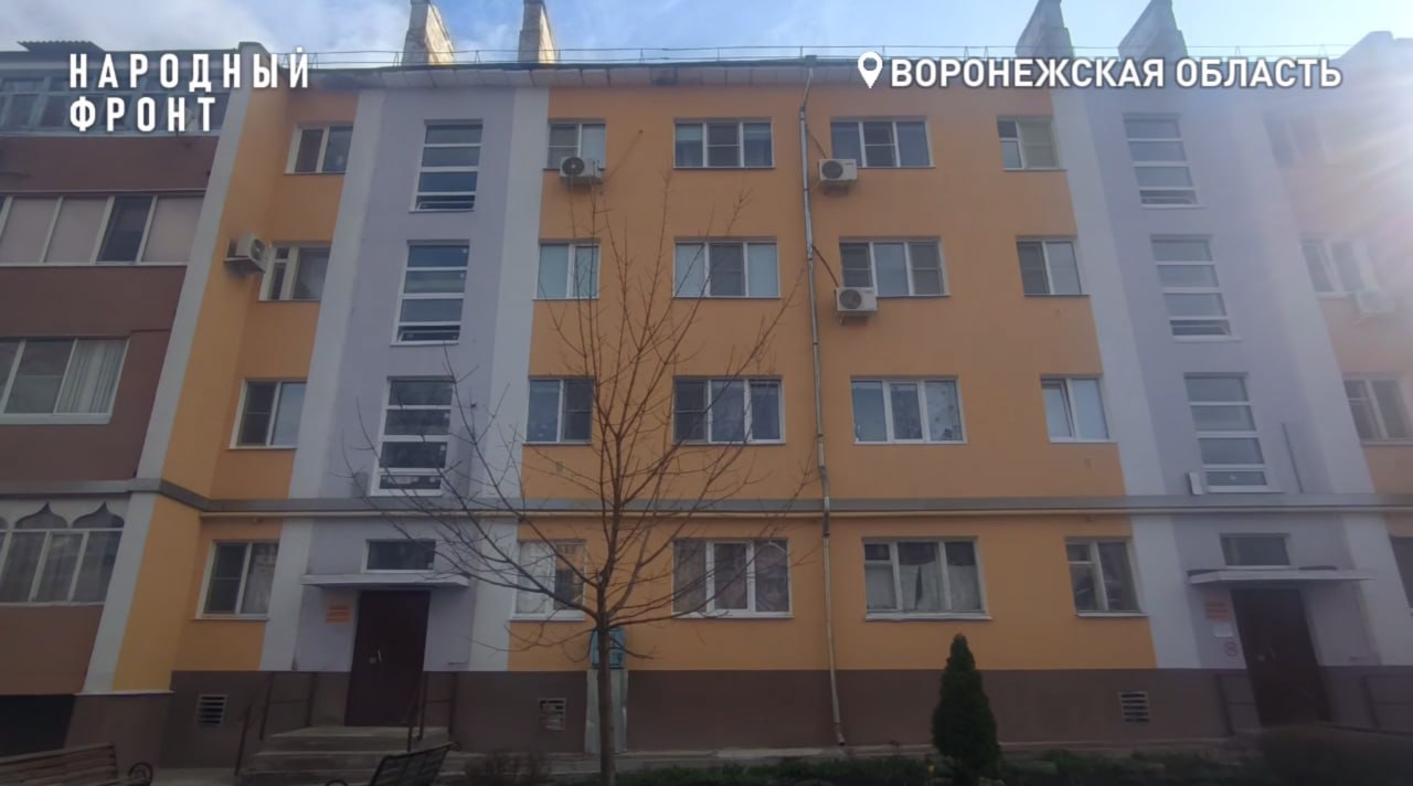 В Нововоронеже подрядчика повторно подадут в суд за некачественный капремонт В 2021 году в Нововоронеже на улице Строителей, 17 провели капитальный ремонт за 5,8 млн рублей. Подрядчик — компания «СтройТехСистема» — обновила фасад дома и отмостку. Если фасад претензий не вызвал, то уже через полгода отмостка начала разрушаться. В 2023 году Фонд капремонта подал в суд, и арбитраж обязал подрядчика переделать 300 кв. метров отмостки. Однако компания приступила к работам лишь год спустя, выполнив их частично и некачественно. В результате бетон продолжает трескаться, а фундамент — мокнуть. После обращения Народного фронта Фонд капремонта Воронежской области заявил о намерении повторно подать в суд на недобросовестного подрядчика.
