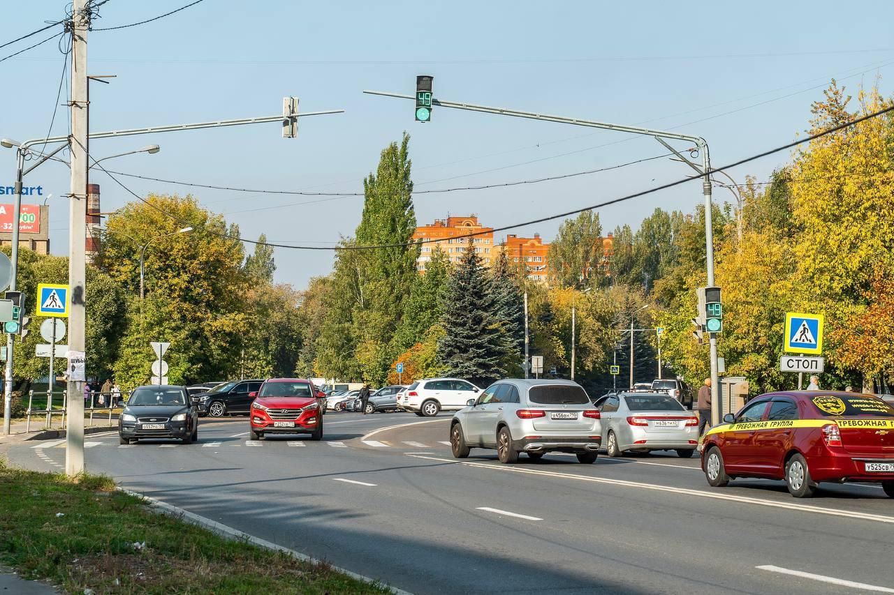 Специалисты Центра безопасности дорожного движения Московской области оптимизировали движение на двух перекрестках в г. Раменское  Адаптивный режим работы установили на светофорах на пересечении улиц Чугунова и Сосновой. Также здесь  установили видеодетекторы.   «Адаптивная система позволяет светофору в режиме реального времени подстроиться под трафик, регулируя длительность фаз сигналов светофора. Если поток на одном направлении больше, светофор сделает фазу проезда для него длиннее, если же меньше, то даст приоритет другим направлениям», – пояснили в Минтрансе Подмосковья.   После внесенных изменений специалисты продолжат мониторинг участков, чтобы при необходимости внести точечные корректировки.   Источник: Минтранс Подмосковья