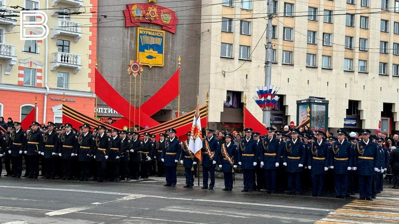 Парад на День Победы в Мурманске в 2026 году состоится Как сообщил губернатор Андрей Чибис в своем канале MAX к этому важному мероприятию приковано внимание тысячи жителей и гостей Кольского Заполярья Поэтому отдельный приоритет обеспечению безопасности организации и слаженной работе всех служб Кроме того состоится масштабный Бессмертный полк По словам главы региона на заседании антитеррористической комиссии обсудили готовность области к проведению майских праздников Важно обеспечить порядок безопасность и оперативное взаимодействие всех структур Все силы и средства приведены в готовность Дал поручения по усиленному контролю мониторингу обстановки и быстрой реакции на любые изменения И прошу всех северян сохранять бдительность и незамедлительно информировать правоохранительные органы о подозрительных объектах людях и ситуациях по номеру 112 подчеркнул Андрей Чибис Все самые важные новости ВК ТГ MAX