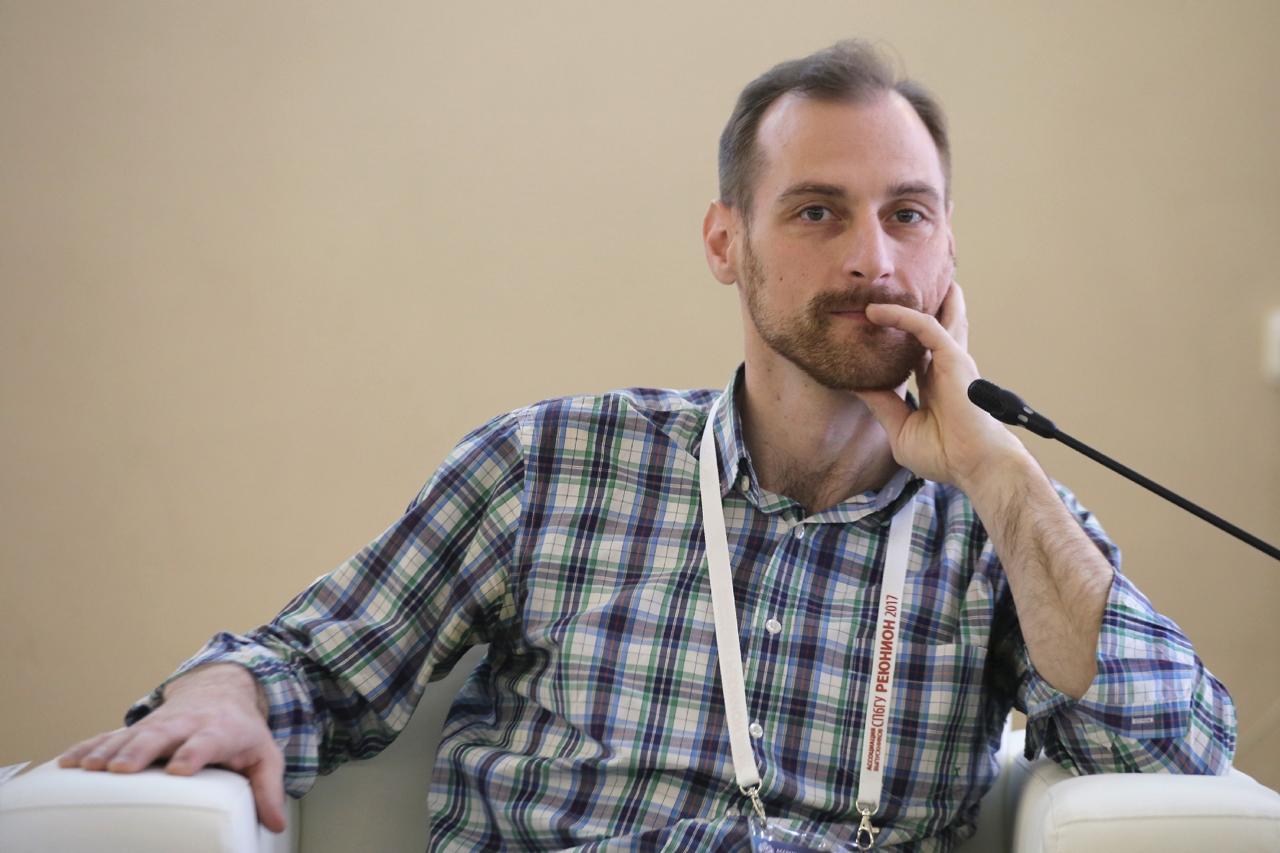 Мещанский суд Москвы заочно приговорил бывшего руководителя благотворительной организации Ночлежка Григория Свердлина к шести годам колонии общего режима Поводом стали публикации в ВКонтакте в апреле 2022 года в которых усмотрели признаки дискредитации российской армии и оскорбления руководства страны Прокурор настаивала на восьми годах заключения гособвинитель признал вину Свердлина полностью доказанной Власти считают иноагентом bg ru bg people people news 29476 zaochniy prigovor Большой Город
