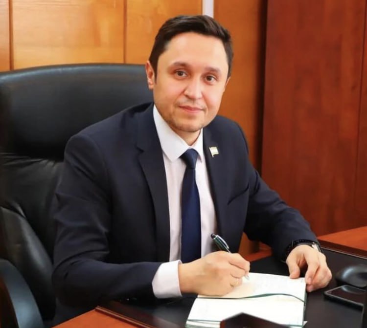 Главврач санатория Толпар спас человека на рейсе Москва Уфа Во время полета пассажир побледнел и потерял сознание у него начались судороги Стюардессы пытались самостоятельно оказать помощь используя нашатырный спирт и кислородную маску но это не помогло Когда мужчина начал синеть экипаж стал искать медика среди летевших Артур Галиуллин откликнулся на объявление У пациента был экстримально низкий пульс 48 ударов давление 60 40 Используя бортовую аптечку наш земляк за 10 минут стабилизировал состояние гражданина После посадки его передали скорой