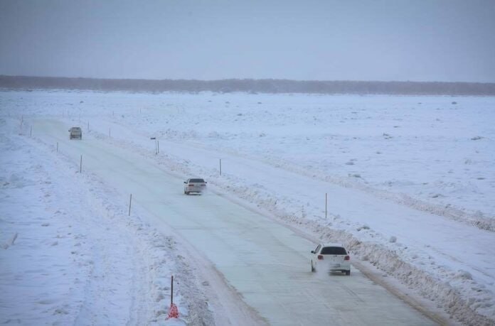 Ледовая переправа Хатассы Павловск откроется в начале декабря Министерство транспорта и дорожного хозяйства республики сообщает о подготовке к запуску ледовых переправ в новом сезоне Первые трассы через замерзшие реки откроются для автомобилистов уже в начале декабря Одна из первых переправ Хатассы Павловск на реке Лене откроется в начале декабря Подробнее читайте по ссылке Фото Мария Васильева ЯСИА yk24 ru в MAX Telegram ВК VK Видео