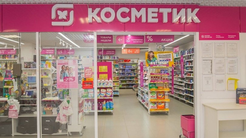 Первый «Магнит Косметик» планируют открыть в Магадане до конца года  Первый «Магнит Косметик» до конца года должен открыться в Магаданской области, в следующем году в регионе начнет работу основной пул магазинов этой розничной сети, сообщил Губернатор Сергей Носов. Также на Колыме в формате «у дома» начнут работу продовольственные магазины «Пятёрочка».  Присутствие федеральных торговых сетей в регионе позитивно скажется на ценах и развитии потребительского рынка. Работу по их привлечению в Магаданскую область совместно с Минпромторгом ведут по поручению главы Правительства Михаила Мишустина.  «За счёт корпоративной культуры, нормативов, правил, понятной и прозрачной ценовой политики ретейлеров жители региона могут быть уверены в справедливой цене и качестве товаров. Это повышает конкуренцию и позволяет избегать сиюминутных спекуляций с ценами на рынке», – отметил Сергей Носов.