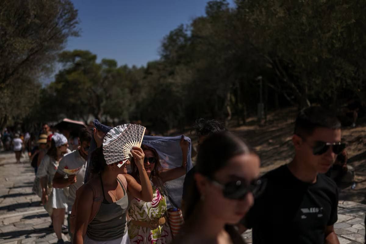 В Европе за 10 дней из-за жары погибли 2300 человек, — Reuters  Издание отмечает, что в таких городах, как Барселона, Мадрид, Лондон и Милан, температура воздуха достигла 40°C, а во Франции даже вспыхнули лесные пожары.  «Прошлый месяц стал третьим самым жарким июнем на планете за всё время наблюдений — теплее были только июни 2024 и 2023 годов».   НАШИ РЕСУРСЫ:   Telegram   Tik-tok    YouTube   RUTUBE
