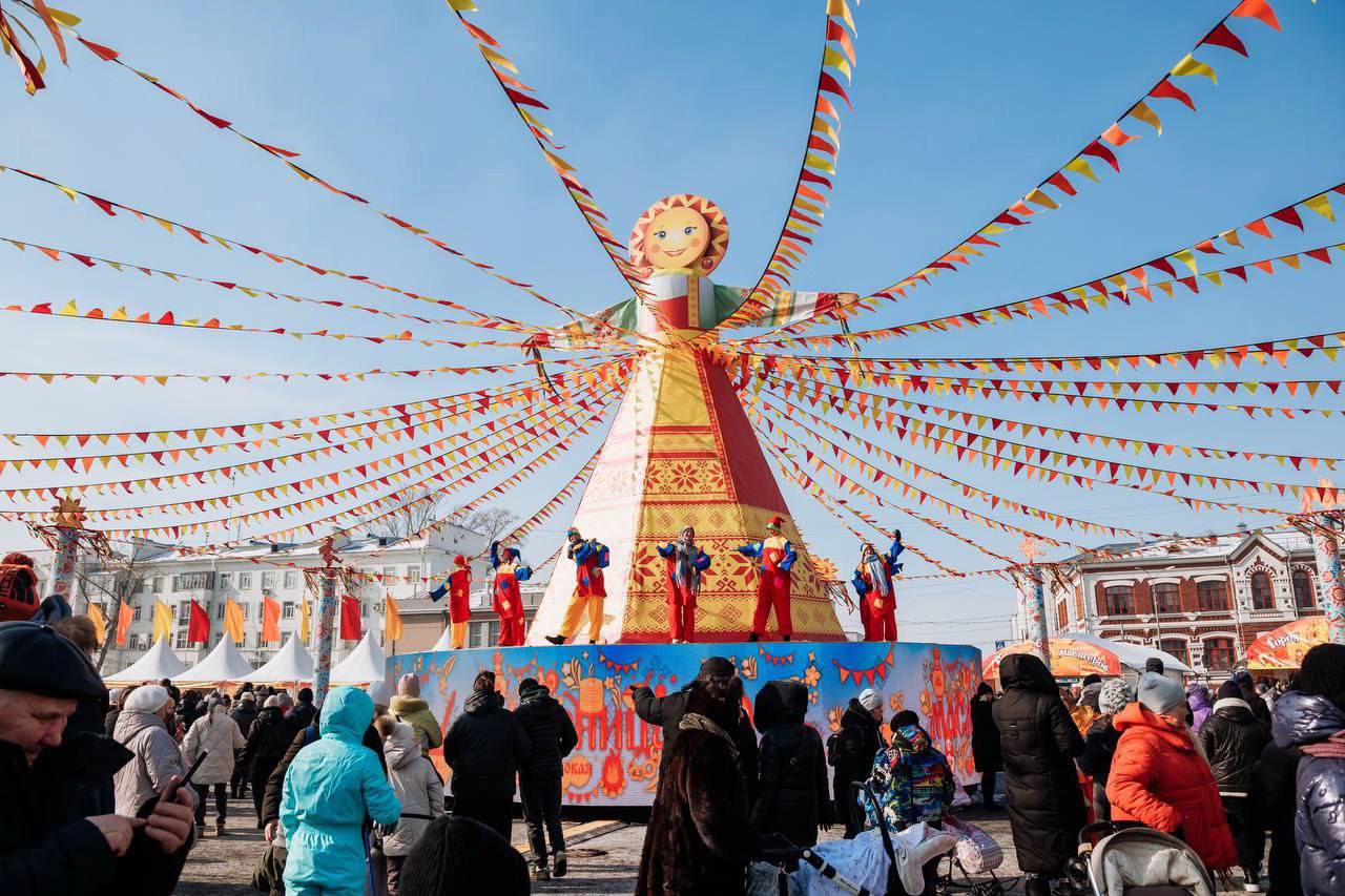 22 февраля в Самаре перекроют дороги вокруг площади Куйбышева Из за Масленицы с 8 00 до 18 00 проезд закроют для машин самокатов и электровелосипедов Где не проехать ул Чапаевская от Красноармейской до Вилоновской ул Шостаковича от Фрунзе до Чапаевской ул Красноармейская и Вилоновская от Чапаевской до Галактионовской ул Молодогвардейская от Ульяновской до Вилоновской Общественный транспорт поедет в объезд Парковка на этих участках запрещена уже сейчас Учитывайте это при планировании маршрута live450media Прислать новость