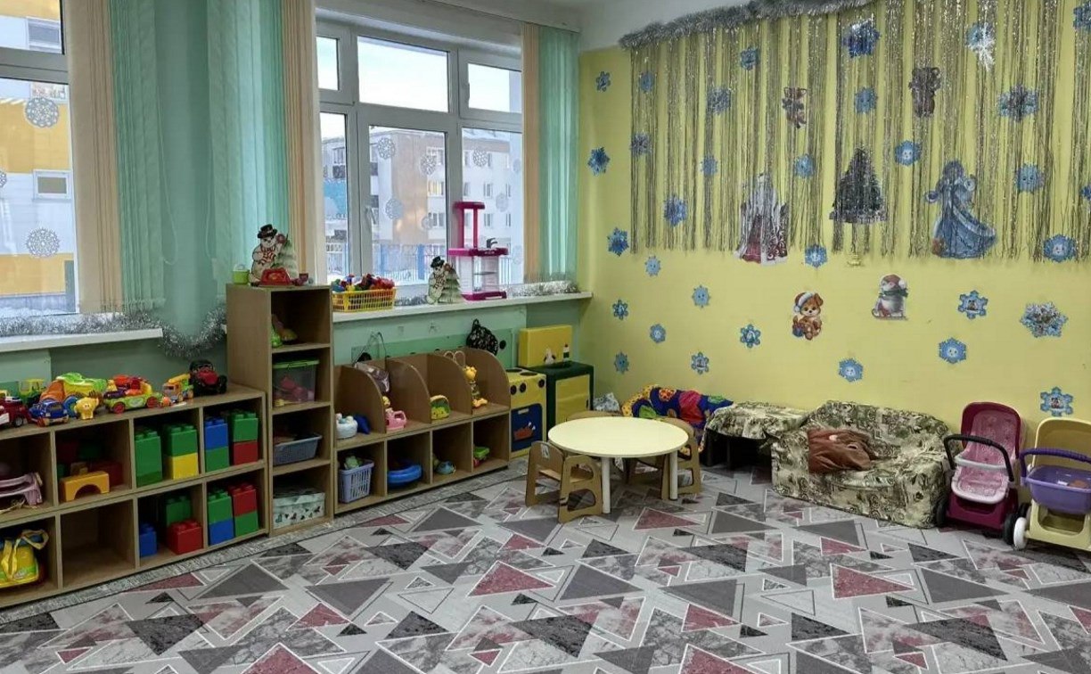 В долинском садике открылась группа для малышей от года В детском саду Сказка Долинска заработала группа присмотра и ухода за детьми в возрасте от года до двух лет Находиться в группе малыши смогут до трёх часов Услуга стоит 100 рублей за один час Мама может ненадолго оставить малыша а в это время сделать домашние дела сходить к врачу или в магазин Для семейного бюджета такая форма экономичнее чем индивидуальная няня считает мэр Долинска Александр Тугарев Власти города понимают как для родителей важна уверенность в том что их ребёнок находится в надежных руках В группе работают опытные и квалифицированные сотрудники Это значит что воспитатели точно помогут ребёнку адаптироваться к новой среде   Прислать новость Подписывайся на нас MAX Telegram WhatsApp ВК