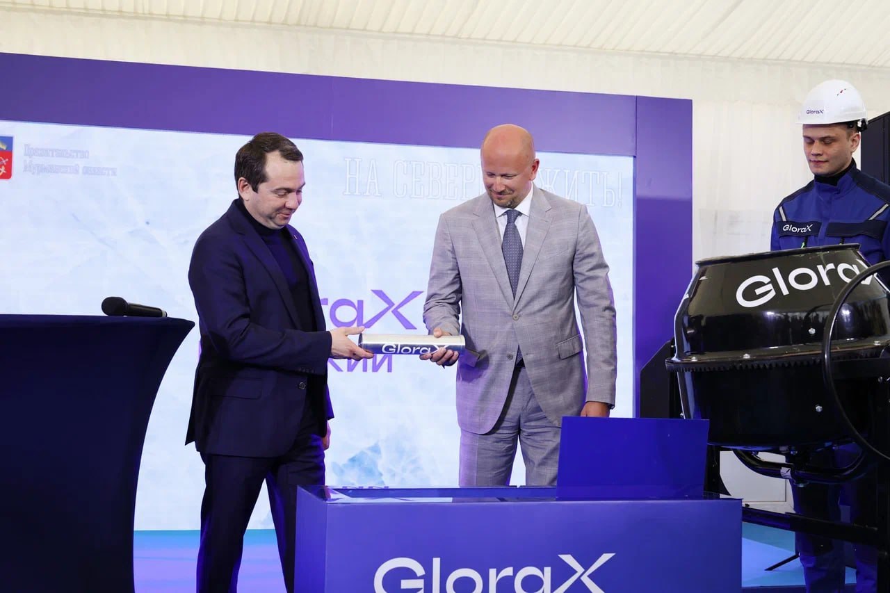 Глоракс запустил свой первый проект в Мурманске - GloraX Кольский. Старт прошел с помпой - заложили капсулу времени, залили бетоном церемониальный куб и устроили презентацию. Мероприятие посетили губернатор региона, местные брокеры, банкиры и журналисты. Для Мурманска начало каждой новой стройки - почти праздник, т.к. первичный рынок развит слабо. Но с появлением арктической ипотеки и приходом федералов ситуация в регионе должна измениться. Глоракс опять демонстрирует чудеса скорости time to market. В августе 2024 девелопер стал резидентом Арктической зоны РФ, а спустя меньше года приступил к стройке и открыл продажи жилья в проекте. Помимо халявной ипотеки под 2% спросу на проект поспособствует топовая локация рядом с озером и парковой зоной. В качестве соцнагрузки у Глоракс обязательство по благоустройству парковой зоны в малой Долине уюта рядом с проектом площадью 8,34 га, что больше территории жилой застройки.