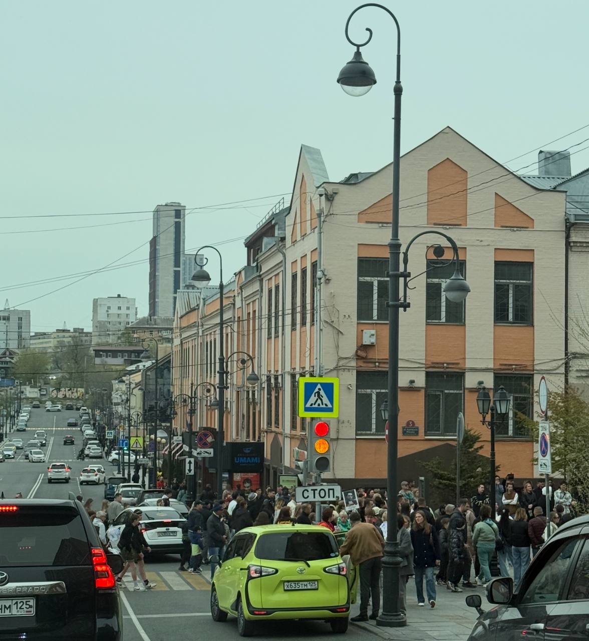 Суд обязал снести пристройку ресторана Umami, перекрывающую тротуар на Пограничной. Арбитражный суд Приморского края удовлетворил иск администрации Владивостока о демонтаже пристройки ресторана Umami на Пограничной, 6. Решение обязывает собственника освободить тротуар, который сооружение перекрывало более 25 лет, несмотря на изначально оформленные разрешительные документы 90-х годов. У собственника здания ещё остаётся возможность обжаловать это решение.