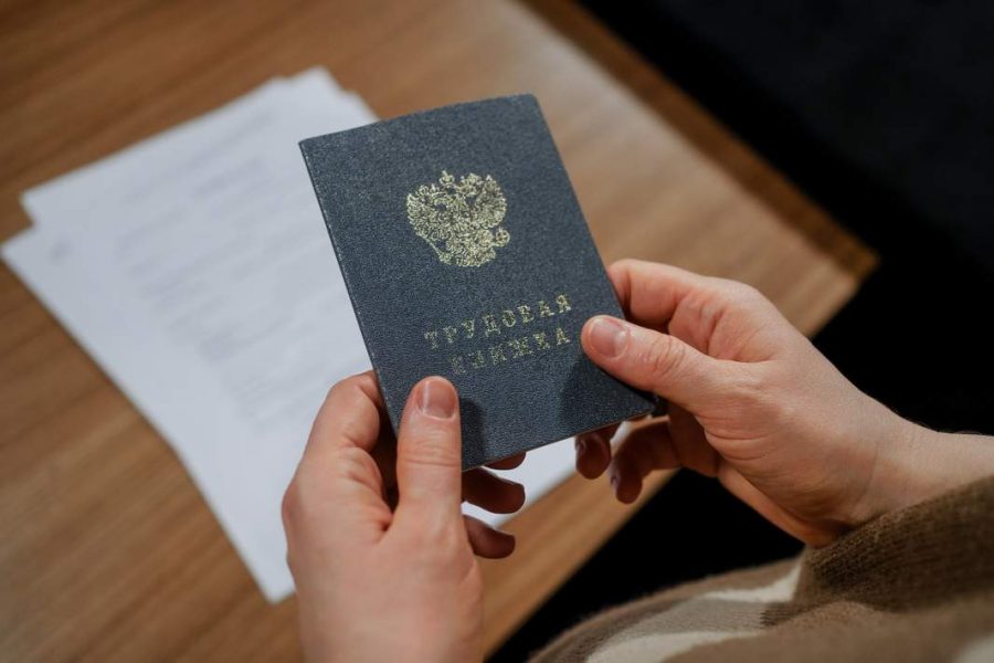 Впервые за пять лет женщины стали находить работу быстрее мужчин  На середину 2025 года женщины впервые за пять лет стали находить работу быстрее мужчин: в среднем на это уходило пять месяцев и три дня — на четыре дня меньше, чем у мужчин, подсчитали «Известия» по данным Росстата.