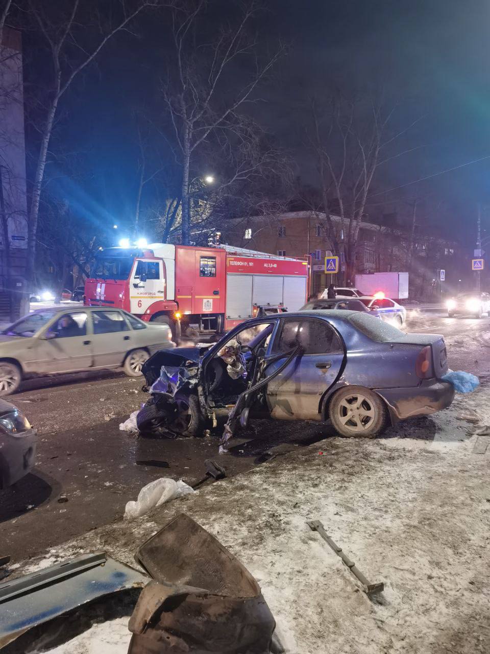 Появились подробности вчерашней массовой аварии на улице Светлоярской  По данным ГИБДД, 29-летний водитель «Chevrolet» при повороте налево не уступил дорогу «BMW». После удара немецкую легковушку отбросило в припаркованные машины.  Травмы получили три человека – оба водителя и пассажир «Шевроле».  Подпишись \ Предложи новост