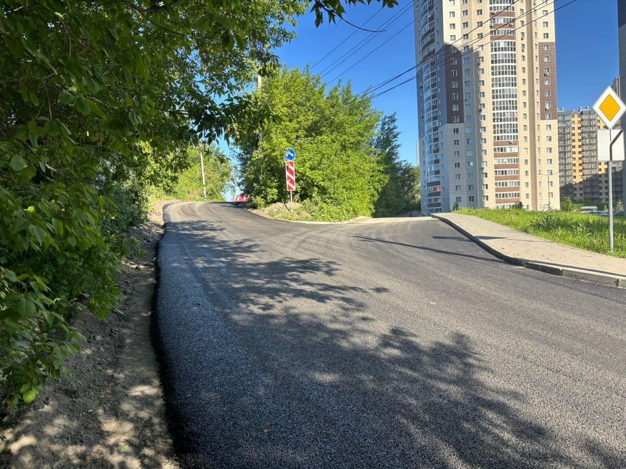 В Новосибирске подрядчик ООО «Дорсиб плюс» завершает работы по ремонту дороги по улице Михаила Кулагина на подъезде к микрорайону Закаменский. Об этом сообщили в пресс-службе мэрии Новосибирска. Площадь ремонтируемого участка составляет 1300 квадратных метров. За все работы подрядчик получит 4,5 миллиона рублей. Сейчас рабочим осталось уложить верхний слой дорожного покрытия. Готовность работ оценивается на 97%. Гарантийный срок на выполненные работы – четыре года. #новосибирск