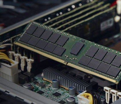 Samsung SK Hynix и Micron вводят дополнительную проверку получаемых заказов IT Home Три крупнейших в мире производителя микросхем памяти вводят усиленный контроль за деятельностью партнеров чтобы противостоять искусственному завышению спроса Как сообщает издание Nikkei Asia Samsung Electronics SK Hynix и Micron ужесточили проверку заказов