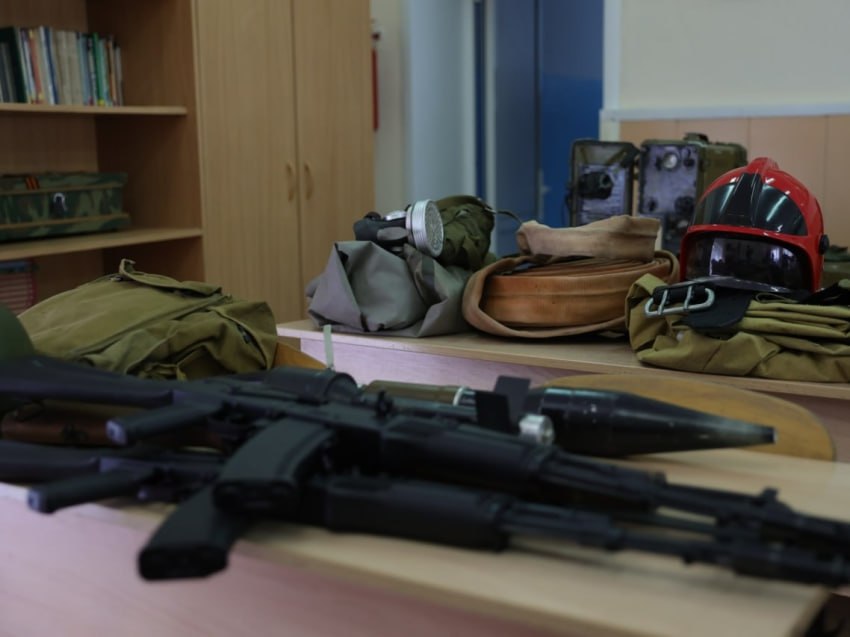 Порядка 400 школ Забайкалья оснастили оборудованием для преподавания ОБЗР в 2025 году  Кабинеты по учебным предметам Основы безопасности и защиты Родины ОБЗР и Труд технология оснастили в 385 образовательных организациях Забайкальского края В рамках национального проекта Молодежь и дети кабинеты ОБЗР оснастили массогабаритными макетами автомата Калашникова и пистолета Макарова имитаторами ранений и поражений макетами ручной противопехотной оборонительной ударно дистанционной гранаты РГО проволочными шинами для рук и ног рассказала заместитель министра образования Забайкальского края Виктория Турицына Она также отметила что для преподавания предмета Труд в классах появились ученические комбинированные верстаки фрезерные и углошлифовальные машины электродрели женские манекены Создание современной образовательной среды одно из главных условий для повышения качества образования Школьники получают не только теоретические знания но и отрабатывают их на практике Сегодня новейшим оборудованием укомплектованы кабинеты ОБЗР и труда 23 297 школ страны Таких результатов удалось достичь благодаря слаженной работе с регионами Дополнительное финансирование предусмотренное до 2027 года позволит создать для каждого ученика равные условия для получения образования отметил министр просвещения России Сергей Кравцов В Минпросвещения страны также отметили что перечень нуждающихся в оснащении школ был сформирован на основе принципа целевой поддержки При этом ранее построенные школы в отборе на предоставление субсидии не участвовали   Подписывайтесь TG VK MAX