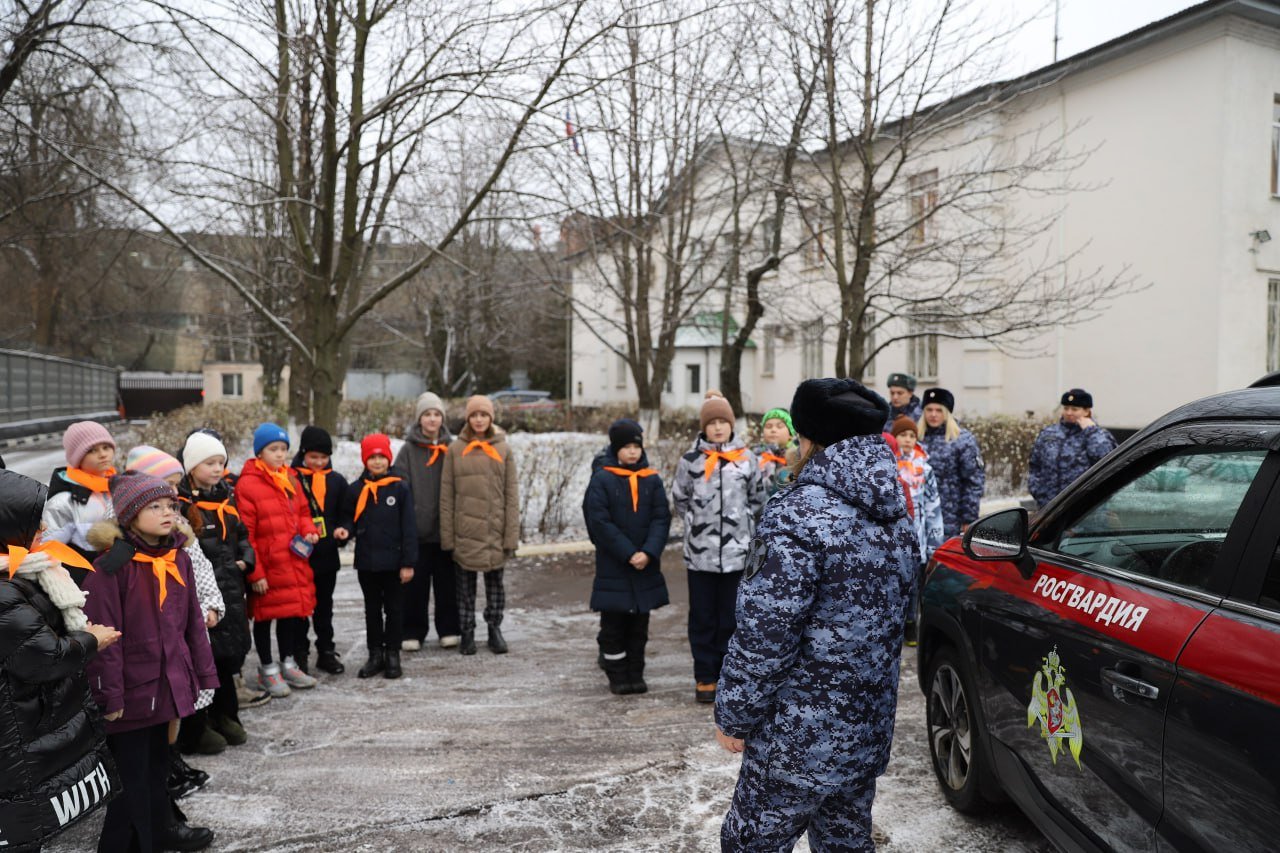 Столичные росгвардейцы провели урок мужества для московских школьников    Сотрудники вневедомственной охраны Главного управления Росгвардии по городу Москве провели мероприятие для учащихся 4-го класса школы №1579 на территории межмуниципального отдела вневедомственной охраны Южного административного округа.    На встрече присутствовали инспектор группы по политической работе капитан полиции Наталья Алексеева, председатель ветеранской организации Николай Дмитриев и другие сотрудники подразделения. Юным гостям рассказали об истории образования Росгвардии, о структуре вневедомственной охраны и о том, как стражи порядка охраняют общественный порядок, обеспечивая безопасность граждан и предотвращая преступления.   Также ребятам была продемонстрирована служебная техника, показаны боевые приёмы борьбы, учебное оружие и специальные средства, используемые в подразделениях.   В завершении встречи правоохранители ответили на вопросы учеников, а ребята, в свою очередь, поблагодарили стражей порядка за интересный урок.  #Росгвардия #УВО