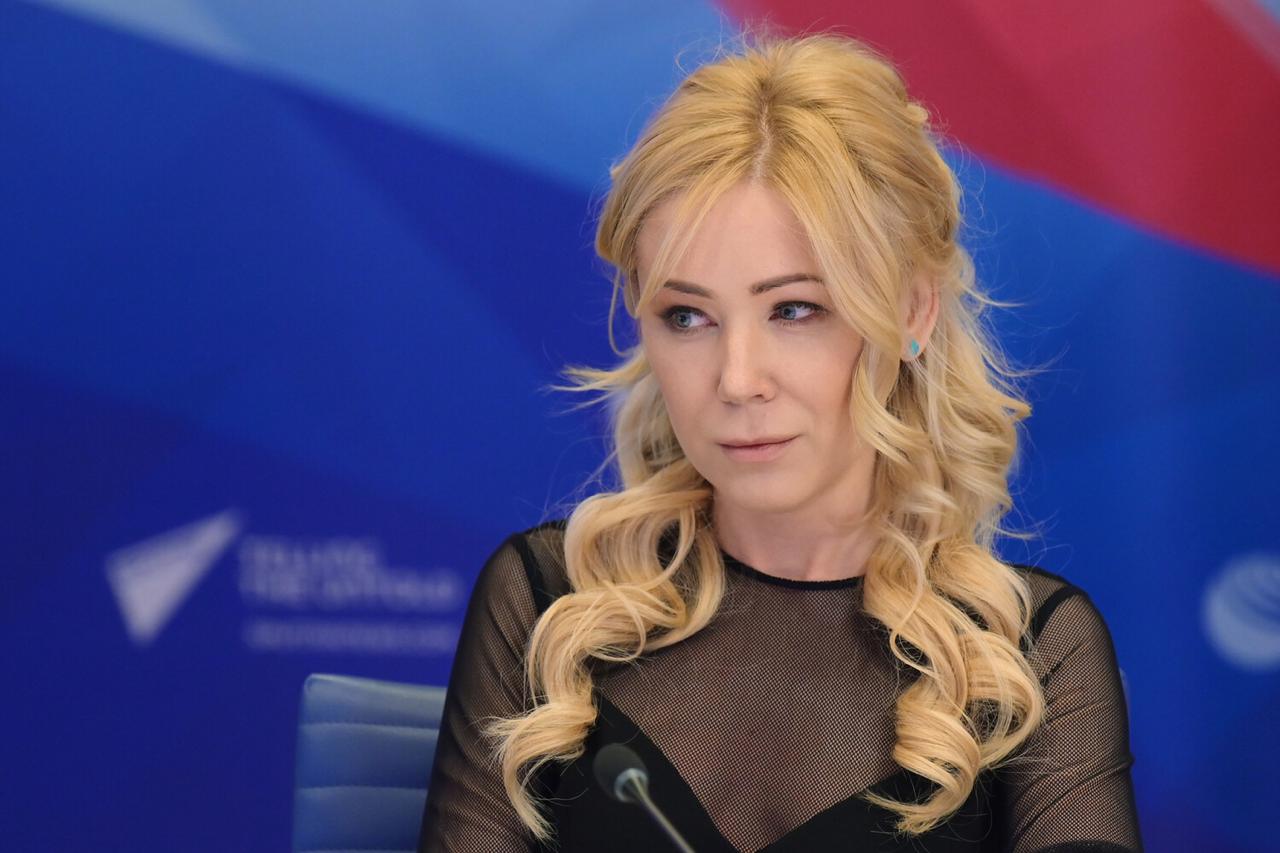 Суд обязал Артемия Лебедева и Юрия Дудя удалить фрагменты видео с оскорблениями в адрес Екатерины Мизулиной Суд признал высказывания Лебедева и Дудя порочащими честь Мизулиной. Изначально иск о защите чести и достоинства был подан после интервью Лебедева Дудю, но позже он был расширен и касался еще четырех других высказываний дизайнера. Мизулина требовала возмещения морального вреда в размере 10 млн рублей, но суд решил взыскать только 300 тысяч рублей с Лебедева и 200 тысяч — с Дудя. «Все средства, полученные в качестве компенсации морального вреда в результате этого судебного процесса, будут направлены нами в Общероссийский Народный фронт на поддержку участников СВО», — написала Мизулина в своем телеграм-канале. 1 августа Юрий Дудь выпустил интервью с Артемием Лебедевым. В нем дизайнер заявил, что «очень плохо» относится к Мизулиной, а деятельность Лиги безопасного интернета назвал «инфотерроризмом». Кроме того, он употребил слово «пи дюлина». Позже Лебедев принес публичные извинения Мизулиной, однако она их не приняла Минюст признал Юрия Дудя иноагентом