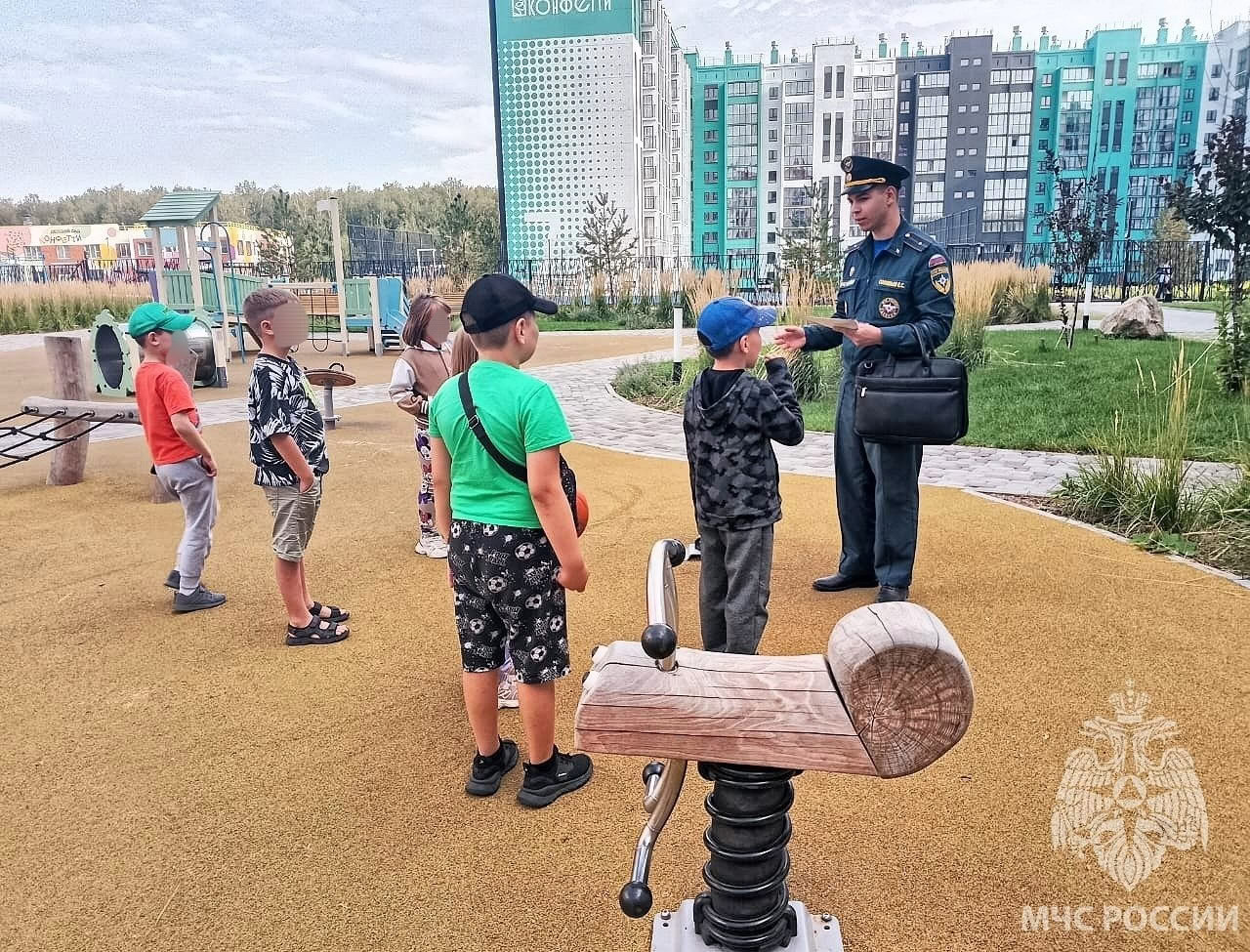 Нарушишь - получишь!  Специалисты МЧС России ежедневно проводят профилактические мероприятия. В этот раз инспекторы посетили многоквартирные дома в Сосновском районе.    Жителям напомнили о важности поддержания порядка на лестничных маршах. Захламленные лестницы и коридоры могут стать серьезной преградой в экстренной ситуации!  Нарушение правил пожарной безопасности может привести к административной или уголовной ответственности!