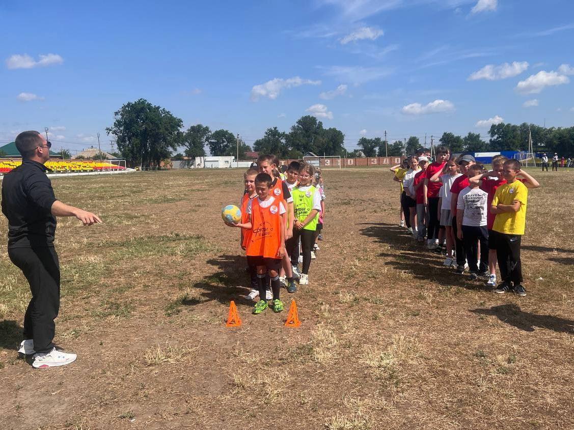 В ФОКе села Дивного прошло спортивное состязание – Первенство по общей физической подготовке между школьными летними лагерями В турнире соревновались четыре команды из пришкольных лагерей Дивного. Соревновательная программа состояла из пяти видов: перетягивание каната, бег с препятствиями, метание мяча в цель, прыжки в длину, игра в футбол. По итогам упорной борьбы, первое место заняла объединенная команда лагерей СЮТ и ЦДТ. Команда пришкольного лагеря школы № 1 стала вторыми призёрами. Бронзовые медали достались команде школы № 3.