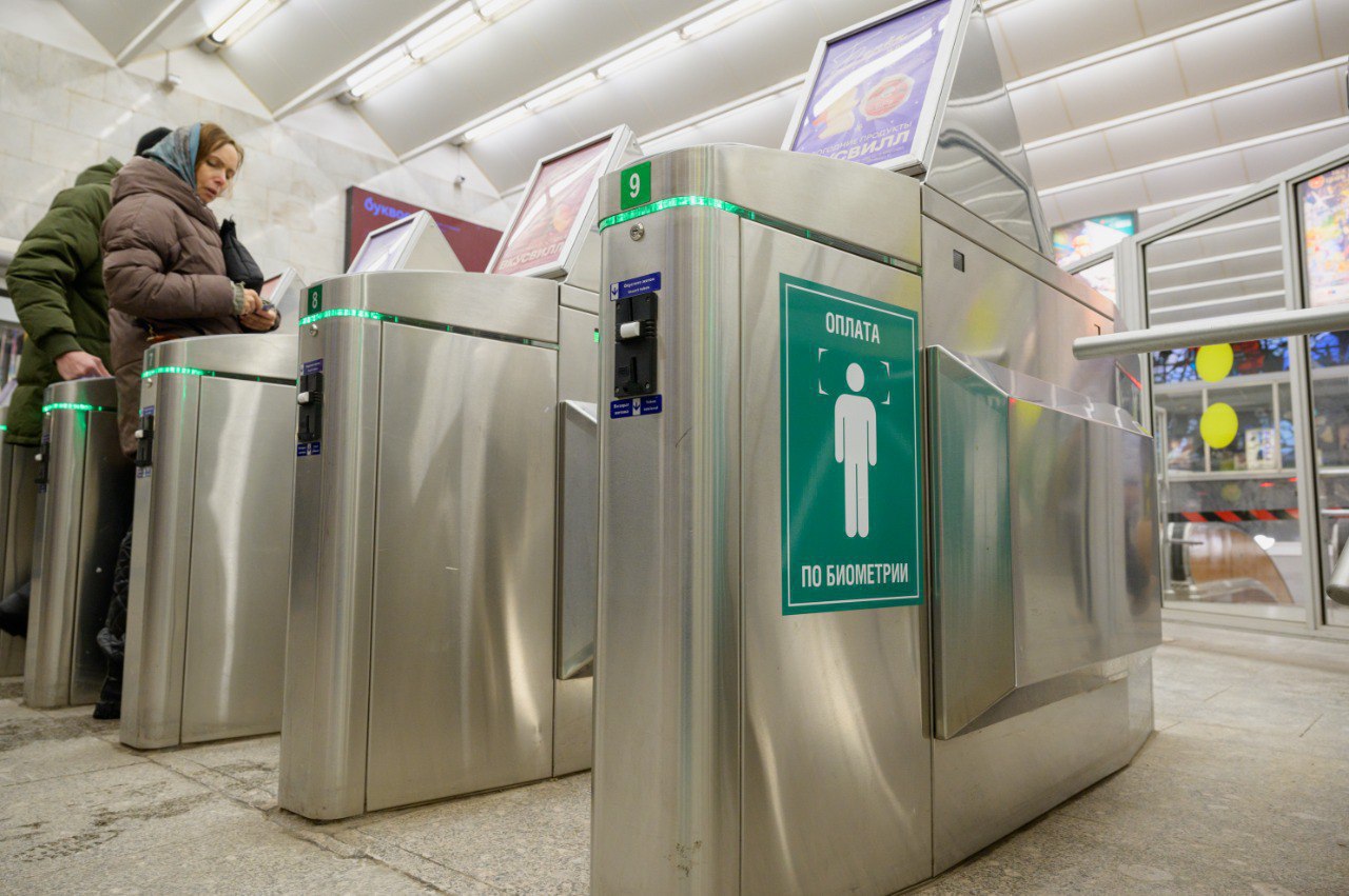 Что важного подписали на ПМЭФ сегодня Внедрение оплаты лицом не только в метро, но и в наземном транспорте Правительство Петербурга и ВТБ подписали соглашение, которое позволит расширить применение сервисов оплаты проезда на наземном электрическом и автомобильном транспорте города с помощью биометрических данных пассажира. Три крупных эко-соглашения, которые затрагивают обращение с отходами и переработку мусора 1 Договорились о строительстве КПО «Новоселки» рядом с закрытым полигоном. Тут организуют полный цикл глубокой сортировки и переработки ТКО, в том числе и компостирование органики с получением техногрунта и производство RDF-топлива. 2 Создадут развитую сеть приема электроники на переработку на на основе экобоксов, экотакси и экопунктов. Соглашение заключили между Смольным, ППК РЭО и АО «Акрон Холдинг». 3 Построят масштабное предприятие по переработке пластиковых бутылок ПЭТ 1 . Соглашение подписали между ППК РЭО, Смольным и ООО «Неваспецпласт». Проведут реновацию санатория «Северная Ривьера» в Зеленогорске На месте санатория на Приморском шоссе, 570Б появится новый лечебно-термального комплекса. По соглашению, подписанному между Смольным и инвестором ЗАО «Санаторий "Северная Ривьера"» Олегом Масловским, также необходимо завершить обновление существующего номерного фонда, реконструировать часть существующих, основной корпус и столовую, и построить новые номера. Фото: Alexey Pavlishak / Shutterstock