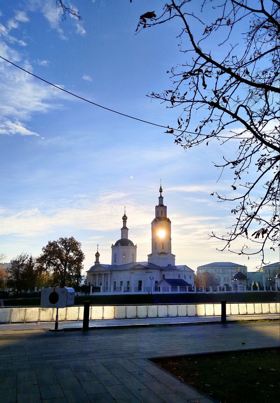 Сегодня у православных орловчан начинается последний в этом году и первый в будущем году пост Рождественский Длинный строгий и важный в жизни верующих людей Он начинается 28 ноября и продлится до 6 января В Рождественский пост желательно воздерживаться от продуктов животного происхождения Но главная идея поста не диета а очищение духовное и телесное Пост связан с посещением храмов молитвами покаянием размышлениями воздержанием от страстей споров ссор прощением обид и работой над собственными эмоциями Это время готовит православных к встрече Рождества Христова В храмах региона будут проходить службы Митрополит Орловский и Болховский завтра 29 ноября совершит всенощное бдение в Ахтырском кафедральном соборе Орла Начало в 17 00 0 Фото Альберта Рассолова Perviy Oblastnoi