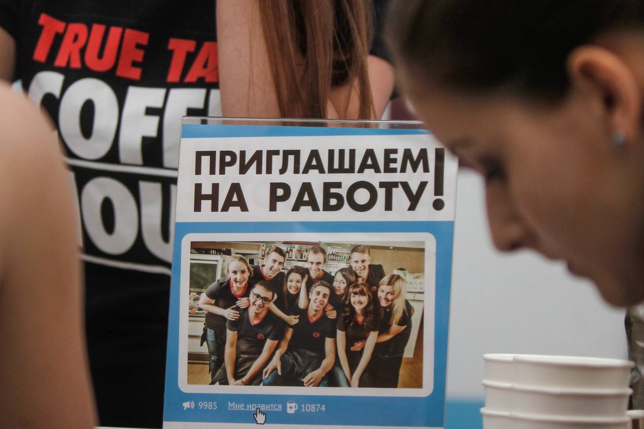 Интерес молодёжи к подработке в начале 2026 года вырос на 45 по сравнению с аналогичным периодом прошлого года сообщил ТАСС со ссылкой на совместное исследование сервисов Авито подработка и Авито услуги Кроме того молодые люди в возрасте 18 24 лет начинают предлагать свои услуги как специалисты При этом в среднем они хотели бы получать около 40 тыс рублей в месяц указано в исследовании Средние ожидания студентов по вознаграждениям увеличились на 20 Среди направлений подработки доступных молодым людям наиболее заметно выросло число предложений в сфере искусства и культуры на 139 Существенный рост зафиксирован в том числе в общепите и сервисе 131 а также в строительстве и ремонте 120 Сергей Коньков ДП Подписаться на DP RU