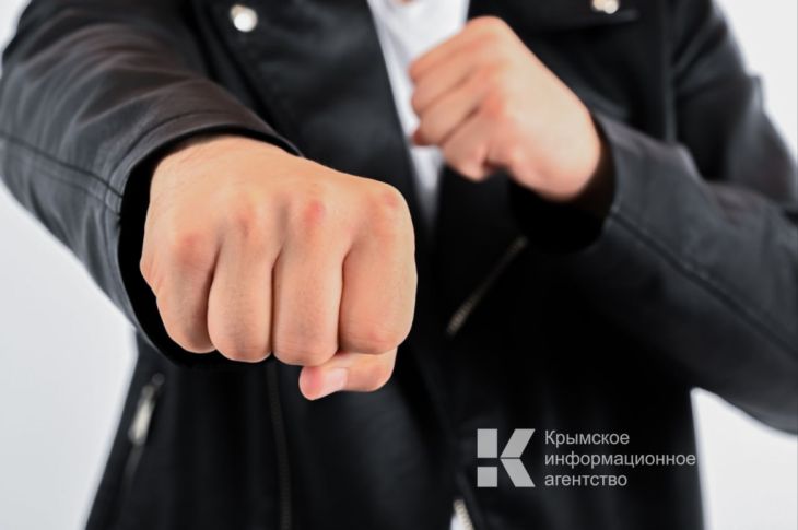 Cледователи проверяют информацию об избиении школьника в Судаке Следственное управление СК России по Республике Крым и Севастополю проводит проверку после появления в социальных сетях сообщений о групповом избиении подростка в одной из школ Судака По данным ведомства инцидент произошёл 17 ноября на территории школьного двора во время перемены Несовершеннолетний получил травмы головы и тела и был доставлен в больницу Руководитель Главного следственного управления Владимир Терентьев поручил установить всех участников происшествия и дать правовую оценку их действиям а также действиям педагогов Кроме того будут проверены условия в семьях подростков и особенности их воспитания Ход проверки находится на личном контроле главы ведомства Читайте новости Крыма первы Подробнее