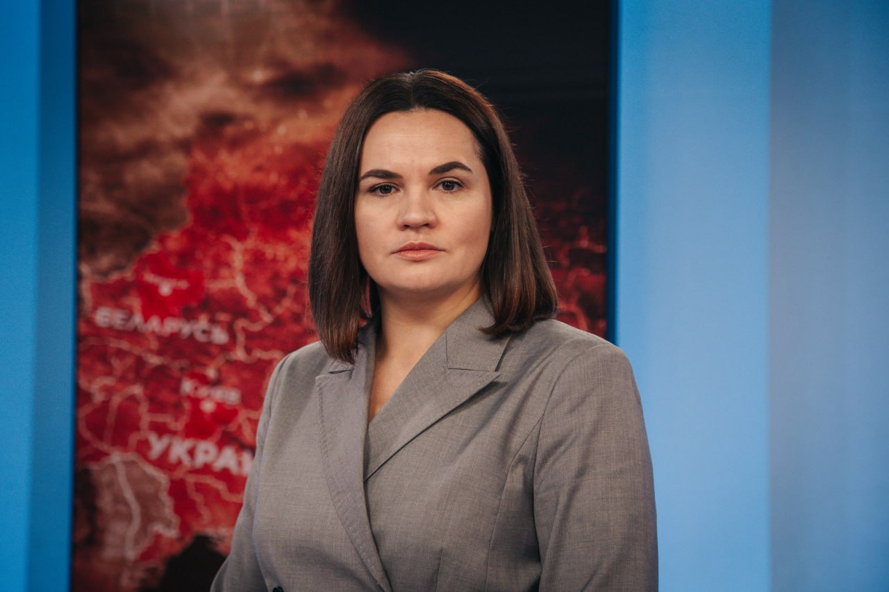 Он хочет продать политических заключённых подороже Cветлана Тихановская о переговорах Лукашенко и США Администрация президента США ведёт переговоры с Александром Лукашенко об освобождении 100 политических заключённых из белорусских тюрем сообщил Reuters В Обзоре от BILD глава Объединённого переходного кабинета Беларуси Светлана Тихановская поблагодарила президента США Дональда Трампа за поддержку гуманитарных усилий по освобождение белорусских политзаключённых и отметила что это не делается за нашими спинами Очень ждём освобождения следующих групп людей Вообще президент Трамп заявил что 1300 политзаключённых должны быть освобождены Политзаключённых на самом деле гораздо больше но над этим продолжаем работать Люди в тюрьмах умирают находятся в ужасных условиях в условиях пыток и людей нужно спасать Тихановская считает что Запад не должен менять политику в отношении Лукашенко и принимать его действия за подлинный гуманизм диктатор выпускает людей не потому что у него вдруг сердце дрогнуло Пятилетняя политика санкционного давления политической изоляции политика непризнания додавила Лукашенко до того момента что он понимает ему нужно выкручиваться из этой ситуации Он хочет продать политических заключённых подороже заявила Тихановская Политик считает правильным подход стран Евросоюза которые продолжают оказывать на Лукашенко давление Пока Лукашенко служит Путину это будут постоянная угроза и постоянные провокации для наших соседей Поэтому нужно вычищать всё то зло что есть в Беларуси и возвращать Беларусь в европейскую семью BILD Russian