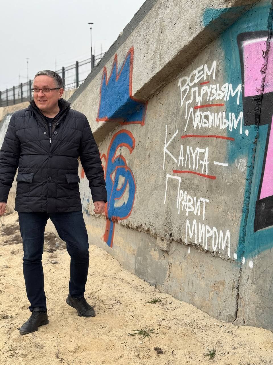 Денисов станет последним городским головой Калуги Гордума Калуги прекратила полномочия городского головы Дмитрия Денисова и главы городского самоуправления Юрия Моисеева Сделано это было на сновании заявлений обоих Официально свои полномочия Дмитрий Денисов и Юрий Моисеев сложат 14 сентября в последний день трехдневных выборов С 15 сентября Дмитрий Денисов будет назначен временно исполняющим полномочия главы муниципального округа города Калуги Калужской области Так теперь будет называться новая должность калужского градоначальника Таким образом Дмитрий Денисов станет последним городским головой Калуги Изменения в схему управления городом внесены на основании федерального закона Об общих принципах организации местного самоуправления в единой системе публичной власти принятого еще в марте этого года По такому же принципу она поменяется и во всех остальных муниципалитетах Калужской области