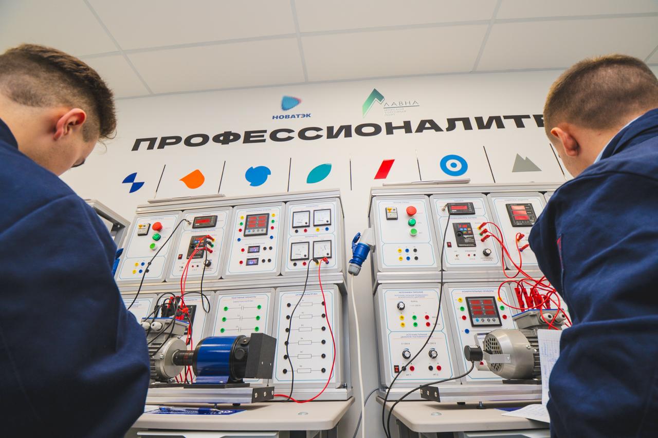 На базе Мурманского индустриального колледжа открыли центр подготовки кадров для судоремонта Образовательный кластер Судостроение и судоремонт в Арктике нацелен на подготовку специалистов для нового порта Лавна на западном берегу Кольского залива В состав кластера входят 8 профильных зон с современным оборудованием сварка в судостроении конструкторская подготовка производства устройство судна и технологии судостроения судовые электрические машины и приводы судовой электромонтаж токарно фрезерная обработка металла трубозаготовительный участок моделирование и прототипирование судов и морских объектов Центр создают в рамках федерального проекта Профессионалитет который предусматривает подготовку более 6 тысяч специалистов в регионе до 2031 года с последующим трудоустройством не менее 85 выпускников