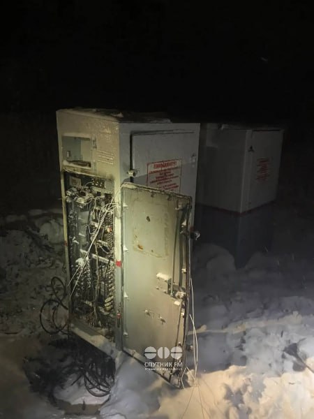 В Башкирии двое несовершеннолетних обвиняются в совершении теракта на железной дороге Инцидент произошёл на перегоне Янаул Рабак где был взломан и подожжён релейный шкаф Полиция обнаружила на месте оплавленные кабели предохранители и зажигалку В ходе оперативных мероприятий были задержаны двое 15 летних жителей города Янаул Подозреваемые признались что получили задание на поджог через мессенджер за обещанное вознаграждение в 15 тысяч рублей которое им так и не выплатили Следствие предъявило подросткам обвинение по статье Террористический акт Суд избрал меру пресечения в виде заключения под стражу Продолжаются оперативные мероприятия для установления всех обстоятельств дела Спутник FM Уфимская Волна Мы в MAX