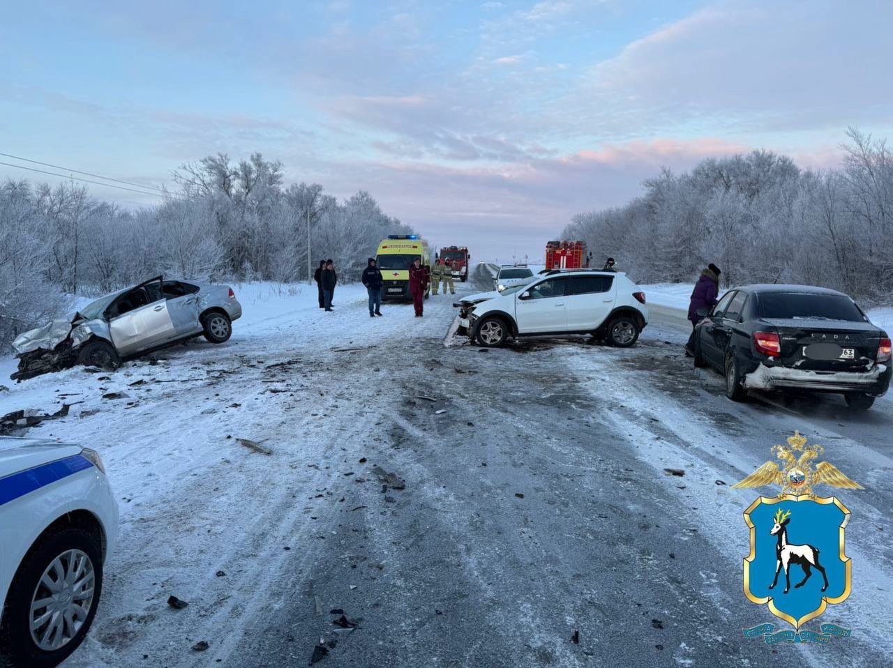 Под Самарой в лобовом столкновении Renault и Volkswagen погиб водитель  По предварительным данным, это произошло в 7:35 на 11 километре автодороги "Урал - Сызрань 1". 65-летний водитель Renault скончался на месте происшествия до приезда скорой помощи. 48-летний мужчина, управляющий вторым автомобилем, пострадал, его пришлось доставить в медицинское учреждение.  На месте ДТП работают сотрудники Госавтоинспекции, спасатели и медики. Устанавливаются все обстоятельства аварии.   : ГУ МВД России по Самарской области