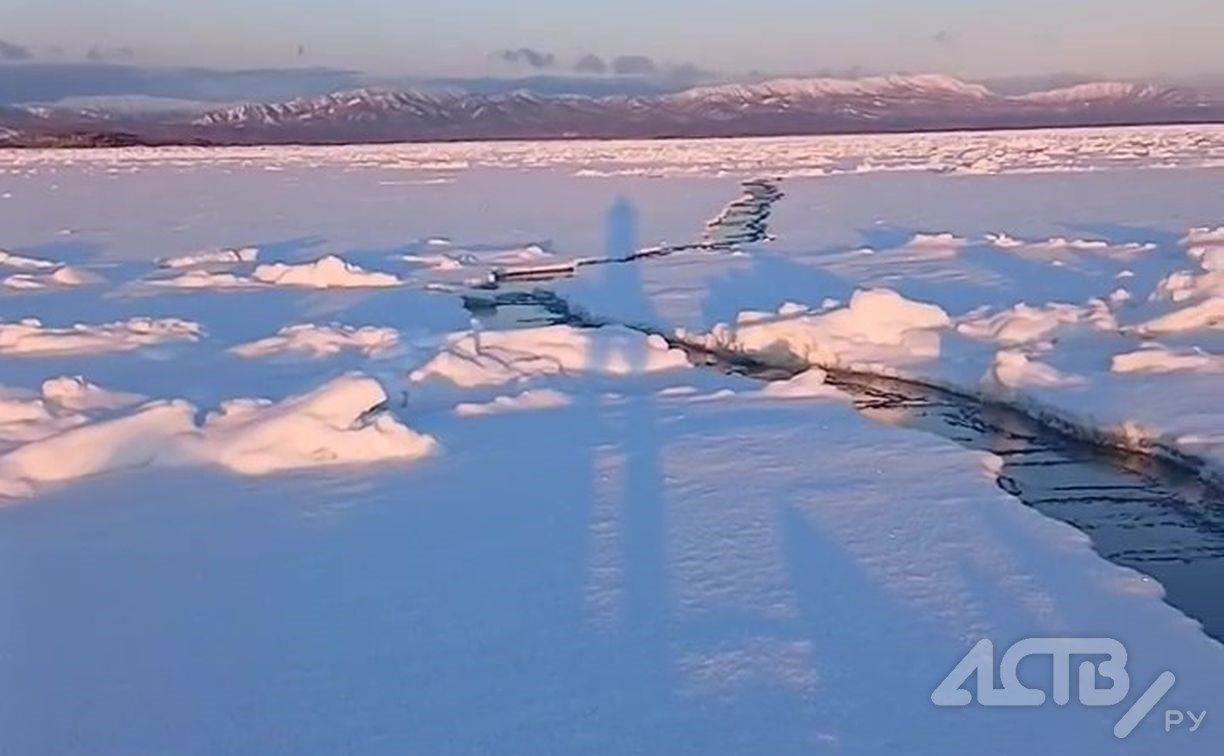 Ветер усиливается сахалинских рыбаков предупреждают о подвижках льда Усиление ветра и приливо отливные явления могут спровоцировать подвижки льда у юго восточного побережья Сахалина Синоптики предупреждают рыбаков о возможном торошении В региональном гидрометцентре уточнили что припай располагается от села Лесного до мыса Свободного на удалении от берега до 1 0 км В связи с усилением ветра и приливо отливными явлениями ожидаются подвижки льда торошение образование трещин и разводий Выходить на лёд не рекомендуется отметили в Сахгидромете Прислать новость Подписывайся на нас MAX Telegram WhatsApp ВК