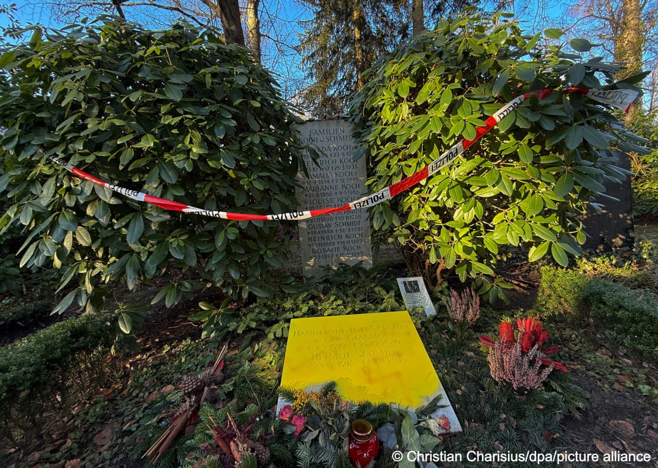 Неизвестные осквернили могилу экс канцлера Гельмута Шмидта в Гамбурге На могильной плите на месте захоронения Шмидта и его жены Локи нарисовали свастики оранжевой краской Полиция подозревает что это был не случайный вандализм а политически мотивированное преступление к тому же свастики на могиле четы Шмидт уже рисовали в конце 2023 года Расследованием занимаются сотрудники госбезопасности Саму могилу уже очистили от рисунков на фото она облита специальной краской Социал демократ Гельмут Шмидт был пятым канцлером ФРГ с 1974 по 1982 год На время его руководства страной пришлись глобальный экономический спад и нефтяные кризисы 1970 х годов а также сложная ситуация с леворадикальным экстремизмом связанная с деятельностью террористической организации Фракция Красной армии RAF Канцлерство Шмидта завершилось конструктивным вотумом недоверия его сменил в должности Гельмут Коль dwglavnoe