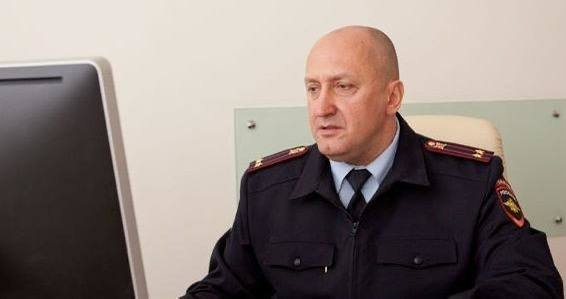 Олег Богун покинет пост начальника ГАИ Ростовской области - это связано со сменой руководства донского главка МВД. - Богун уходит вслед за Агарковым в Краснодар, - рассказал один из собеседников 1rnd. - Но вопрос с действующим начальником ГАИ там ещё не решён. Как объяснили источники редакции, в кубанской полиции начальник ГАИ - это "генеральская" должность, сейчас её занимает генерал-майор полиции Николай Смоляков. В Ростовской области начальник ГАИ - это "полковничья" должность. Именно такое звание у Олега Богуна. Причины для кадровой замены должны быть очень веские, а у Богуна есть "неполное служебное" из-за массовых задержаний инспекторов за взятки на М-4. Олег Богун трудился начальником ГИБДД, а затем и ГАИ Ростовской области с 2018 года. До этого он семь лет занимал должность начальника отдела ГИБДД УМВД России по Краснодару. В это же время, с 2011 по 2014 годы, УМВД Краснодара возглавлял Олег Агарков, теперь уже бывший глава донского главка полиции и новый глава ГУ МВД Кубани . 1rnd писал, что Богуна со скрипом назначили на должность главы ГИБДД Ростовской области - в документах специальной комиссии говорилось, что он «проявил слабое понимание роли возглавляемого им в настоящее время отдела ГИБДД УМВД России по г. Краснодару, что привело к значительным недостаткам служебной деятельности». Но на назначении настаивал именно Агарков.