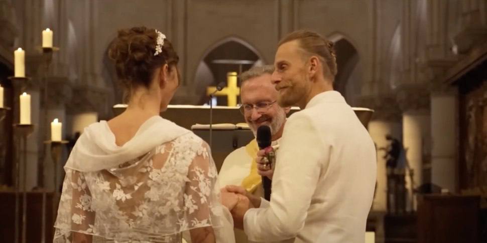 Редкая свадьба в Нотр Дам де Пари венчался плотник который восстанавливал собор Обычно в Нотр Даме проходят лишь крупные события например мессы похороны общественных деятелей В прошлом здесь венчались лишь представители правящих династий пишет портал France 24 Венчание было запланировано еще во время трехлетнего процесса реконструкции Жених Мартин Лоренц обратился к архиепископу Парижа за разрешением и получил его Для участия в церемонии собрались 500 гостей