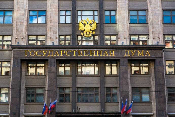 В Госдуме рассказали о ключевых законах которые вступят в силу в октябре  Самозанятые и представители малого и среднего бизнеса смогут оформить кредитные каникулы  С 29 сентября усиливается защита трудовых прав военнослужащих после службы они смогут взять время для восстановления без риска потерять работу  Будут проиндексированы оклады военнослужащих и некоторых правоохранителей а также повысятся пенсии военных пенсионеров  С 6 октября вступает в силу закон о защите жилищных прав в ДНР ЛНР Херсонской и Запорожской областях  С 22 октября микрокредитные организации полностью принадлежащие субъектам РФ смогут выдавать ипотечные займы для целей не связанных с бизнесом  С 22 октября конфискованные товары смогут использоваться в гуманитарных целях за исключением алкоголя табака спиртосодержащих медсредств и продуктов питания Россия законы октябрь Подписаться на Pravda ru