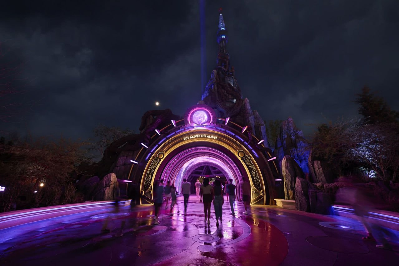 Epic Universe — парк развлечений нового поколения В Орландо, США, после шести лет напряжённого строительства Universal запустил Epic Universe — масштабный тематический парк, который уже называют новой вехой в мировой индустрии развлечений. Стоимость проекта составила $7 миллиардов, что делает его одним из самых дорогих и амбициозных парков в мире. Что внутри Epic Universe? Создано пять уникальных тематических миров, включая магический мир "Гарри Поттера", футуристический Super Nintendo World и фантастическую вселенную DreamWorks. Аттракционы нового уровня с использованием дополненной и виртуальной реальности обеспечивают максимальное погружение в игровой процесс. Авторские шоу, масштабные зоны отдыха, гастрономические пространства, магазины и развлечения для всей семьи. Каждая зона продумана до мельчайших деталей. Официальное открытие прошло меньше недели назад, а Epic Universe уже устанавливает новый стандарт качества развлечений, сочетая технологии и искусство.
