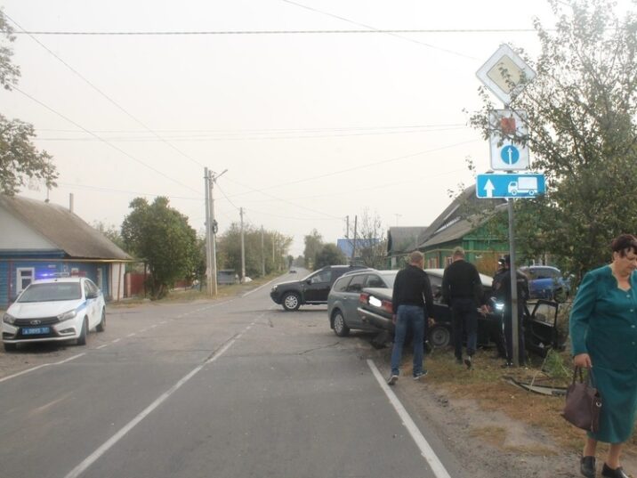 Мужчина и женщина пострадали при столкновении двух автомобилей в Орловской области  ДТП с пострадавшими произошло в Дмитровске накануне, 30 сентября, в 9:50. Водитель машины марки «ВАЗ 21070» ехал по улице Интернациональной. Он двигался по второстепенной дороге. Тем не менее, на перекрёстке улиц Интернациональной и Братьев Овинниковых он не предоставил преимущество в движении транспортному средству «ФОРД ФОКУС». Иномарка ехала по главной дороге. Произошло столкновение.  О последствиях рассказывают в пресс-службе управления Госавтоинспекции Орловской области. Пострадали водитель и женщина-пассажир отечественного автомобиля. Бригада скорой помощи доставила их в Дмитровскую ЦРБ. После осмотра и оказания помощи их отпустили домой.