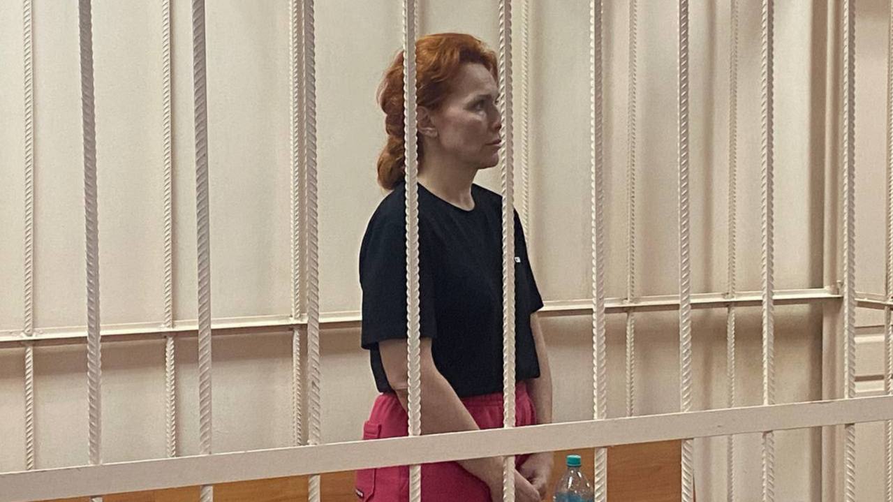 Менеджера Сбера оставили в СИЗО по делу о кредите на 1,5 млрд для «Увильды Парк» Челябинский облсуд отклонил апелляцию адвокатов Оксаны Малышко — кредитного менеджера Сбера, обвиняемой в участии в махинациях с выдачей многомиллиардного кредита. Она останется в СИЗО. По версии следствия, в 2023–2025 годах Малышко и экс-топ-менеджер Сбера Роман Лихопуд получили 13,7 млн рублей взятки от Алексея Вахатова, директора проекта «Увильды Парк». За эти деньги они помогли согласовать кредитную линию на 1,5 млрд рублей для строительства гостиничного комплекса на озере Увильды. При этом от кредитного комитета были скрыты сведения о судимости Вахатова за земельные мошенничества, а также о двух его аффилированных компаниях. ФСБ задержала всех троих 27 июня. Подписаться Прислать новость