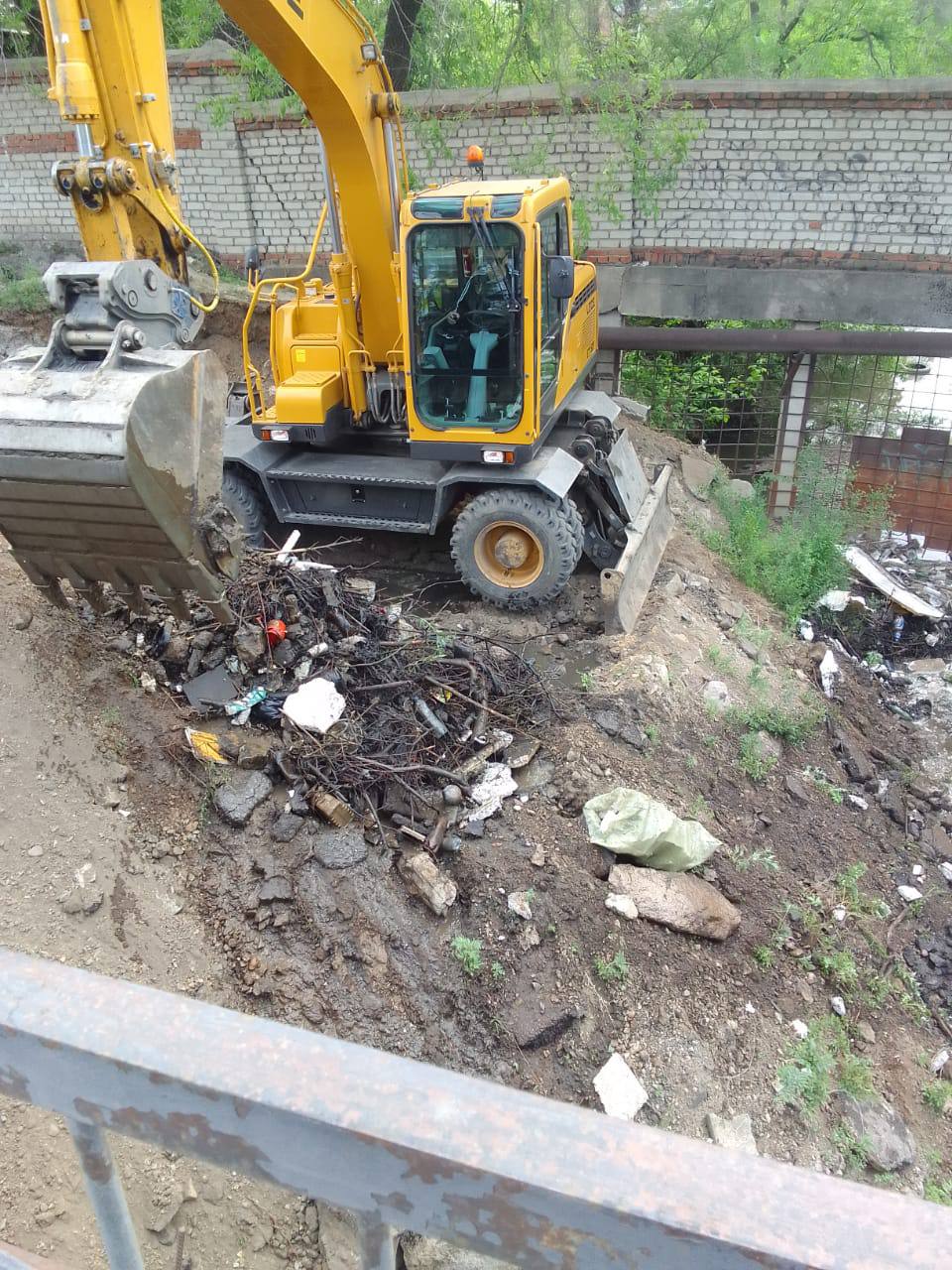 В Благовещенске ведут работы по расчистке русла реки Бурхановки Сегодня ГСТК приступил к работам в районе Лазо - Красноармейской, где для очистки русла задействована спецтехника. Параллельно ведутся ручные работы на Забурхановской, 94, а также в районе пересечения Театральной и Горького. Процесс можно увидеть в нашем фотоотчёте.