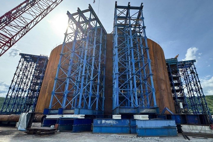 Министр транспорта проверил ход работ на Ленском мосту  Министр транспорта Якутии Владимир Сивцев лично проверил, как идет строительство моста через реку Лену. Он остался доволен темпами и качеством работ, назвав этот проект крайне важным для развития транспорта в регионе.   - Сейчас на стройке кипит работа с обеих сторон реки. Идет сборка конструкций для центральной опоры, строители засыпают дорогу с правого берега к мосту и начинают бурить фундамент под эстакаду, - рассказал Владимир Сивцев.  Проект движется по плану, и в будущем мост значительно улучшит транспортное сообщение в Якутии.  Фото: Фото: минтранс Якутии
