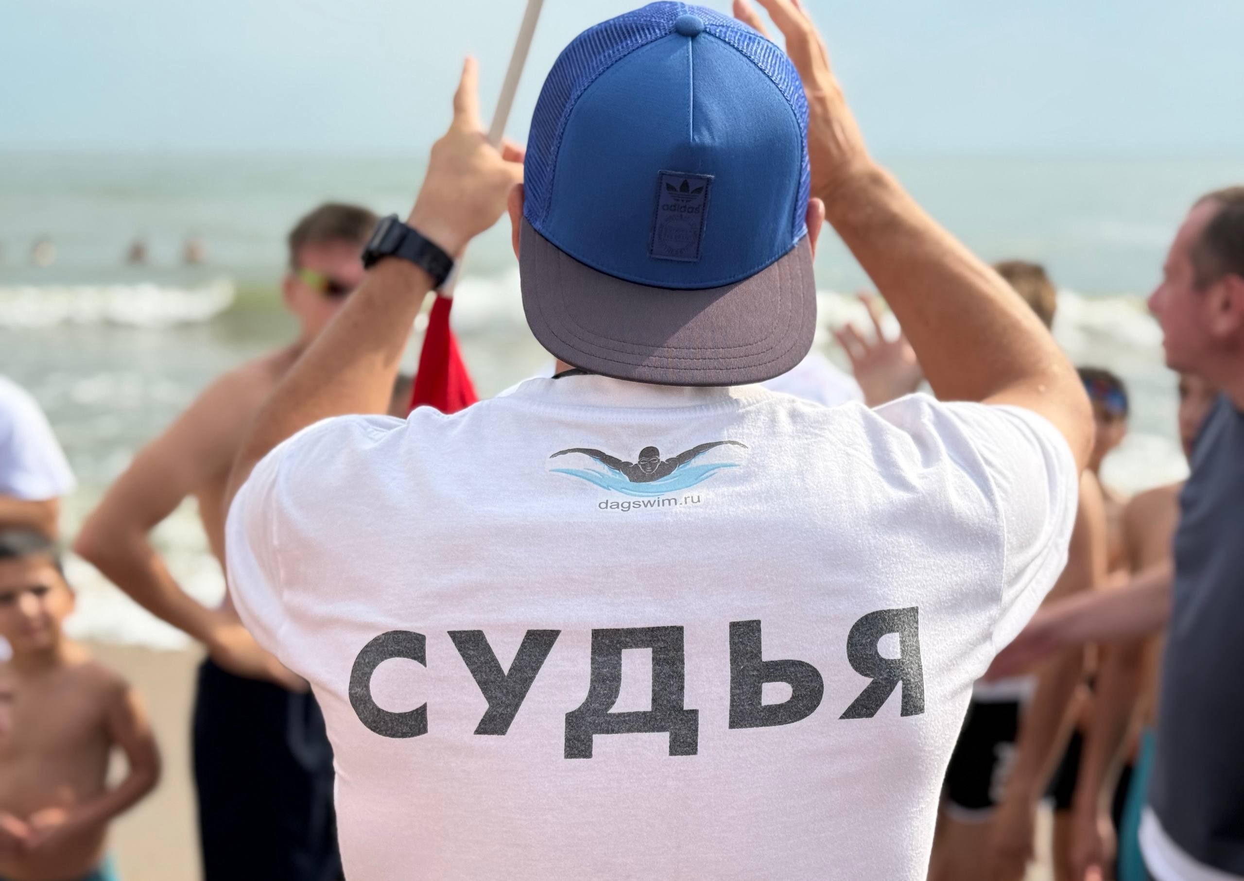 Порядка 3000 человек собралось на фестивале «Здоровое Отечество – Спортивная Махачкала»  Спортивные состязания по плаванию, подтягиванию на перекладине, пряжкам в длину с места, гиревому спорту, метании гири, армрестлинг, массовая утренняя зарядка – это и многие другие яркие моменты фестиваля смотрите в нашем фоторепортаже.   Кроме того, в рамках спортивного мероприятия прошли чемпионаты по таким видам спорта, как пляжная борьба на поясах, пляжная борьба самбо, пляжные футбол и волейбол, парусный спорт, а также сап-серфинг.   Фото: РИА «Дагестан»   София Алирзаева