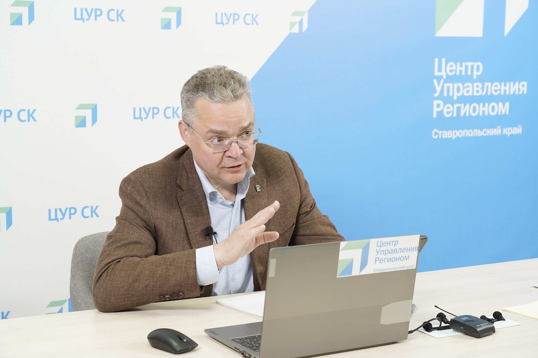 Программу «Герои Ставрополья» продолжат на Ставрополье Кадровая программа содействует адаптации к мирной жизни ветеранов и участников СВО за счёт их вовлечения в систему публичной власти разных уровней. «Сейчас мы ведем работу с ребятами из первого набора, которые уже прошли отбор. После окончания работы с этим набором действие программы будет продолжено. Сделаем все, чтобы вовлечь в деятельность органов власти как можно больше наших бойцов — героев СВО», — сказал во время прямой линии губернатор Владимир Владимиров.
