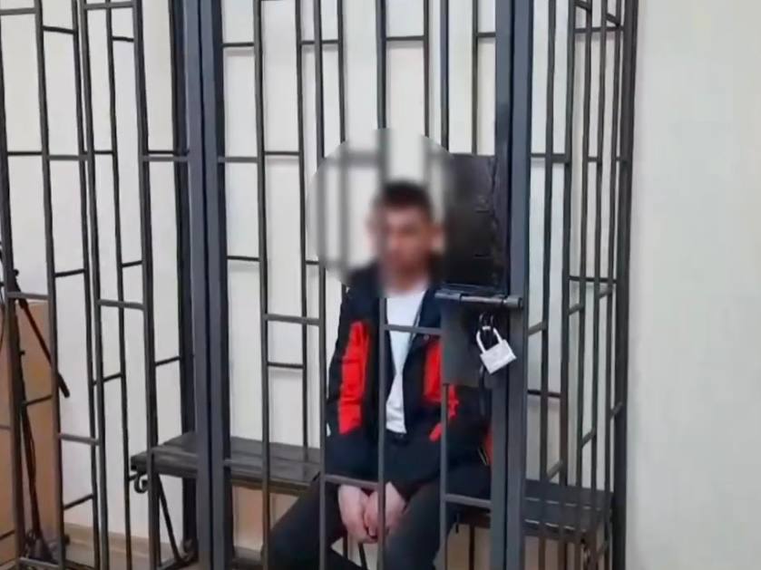Жителя Правдинского района, пырнувшего ножом подростка, поместили в СИЗО. По версии следствия, 8 марта 2025 года 37-летнего житель посёлка Домново, будучи пьяным, поругался со своей сожительницей. За неё вступился 15-летний племянник, и мужчина ножом нанёс мальчику не меньше одного удара в грудь. Подростка госпитализировали, его травмы судмедэкспертиза признала «тяжким вредом здоровью». Подписаться Прислать новости