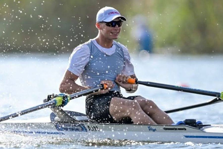 Никита Корнеев завоевал бронзовую медаль чемпионата Европы по академической гребле Наш спортсмен вошел в тройку сильнейших в мужской одиночке легкого веса. Результат белоруса составил 7 мин 00,23 сек. В финальном заезде 1 июня за медали континентального форума в Болгарии поборется Евгений Золотой.