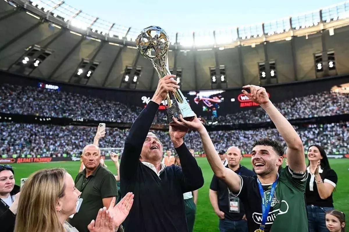 Сергей Галицкий занял седьмое место в рейтинге самых влиятельных людей российского футбола Ежегодный рейтинг Самого влиятельного человека российского футбола от издания Спорт Экспресс в 2026 году снова составлен на основе мнений экспертов и инсайдов от людей близких к футбольной среде В топ 30 самых влиятельных персон Сергей Галицкий владелец ФК Краснодар расположился на седьмом месте Рейтинг возглавил глава Российского футбольного союза Александр Дюков а в числе лидеров также министр спорта и другие влиятельные фигуры отечественного футбола Кубанские Новости   Мы в MAX