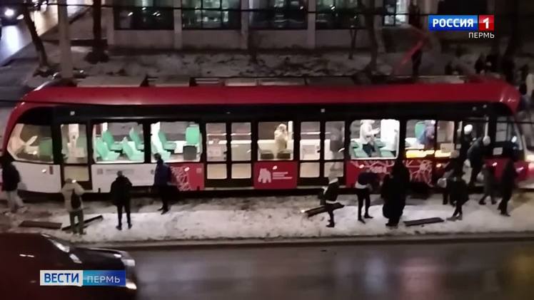 В Перми сошел с рельсов трамвай    На улице Петропавловской в Перми накануне вечером сошел с рельсов трамвай, следовавший по пятому маршруту. Пассажиры говорят, что сначала раздался громкий звук, потом от удара разбились окна в салоне. Предварительно, никто не пострадал. Людей выводили через переднюю дверь.