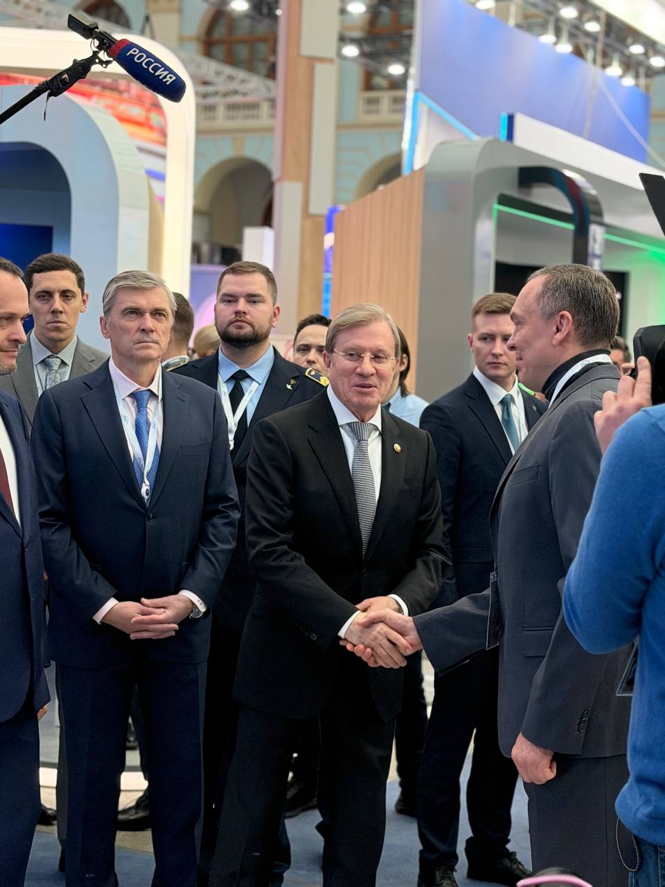 Вице премьер Виталий Савельев посетил стенд Port Favor на Транспортной неделе Генеральный директор Портового Альянса Михаил Кузнецов подробно рассказал Заместителю Председателя Правительства РФ Виталию Савельеву о новом комплексе построенном в Усть Луге Инвестиционная стоимость проекта составила более 80 млрд рублей а общая мощность терминала достигнет 14 млн тонн минеральных удобрений в год Сегодня мы единственная точка отправки аммиака на экспорт а в будущем сможем обеспечить перевалку и сухих удобрений Запуск первой очереди состоялся в декабре прошлого года и уже успешно обработано более миллиона тонн аммиака сообщил Кузнецов В завершение визита Михаил Кузнецов официально пригласил Виталия Савельева посетить торжественное открытие второй очереди терминала в июле 2026 года